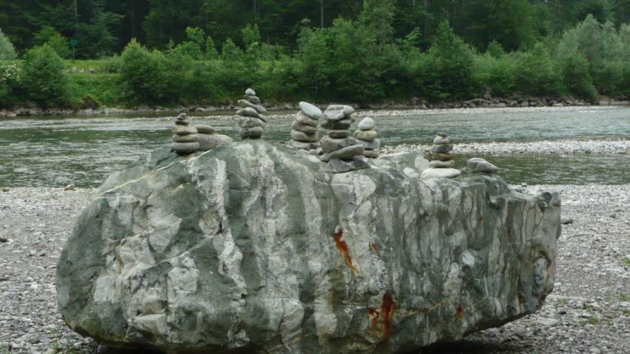 Steinmännchen an der Iller bei Fischen im Allgäu, © Tourismus Hörnerdörfer