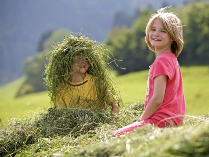 Familienurlaub in Bayern: Kinder im Heu im Urlaub in den Hörnerdörfern im Allgäu., © Tourismus Hörnerdörfer
