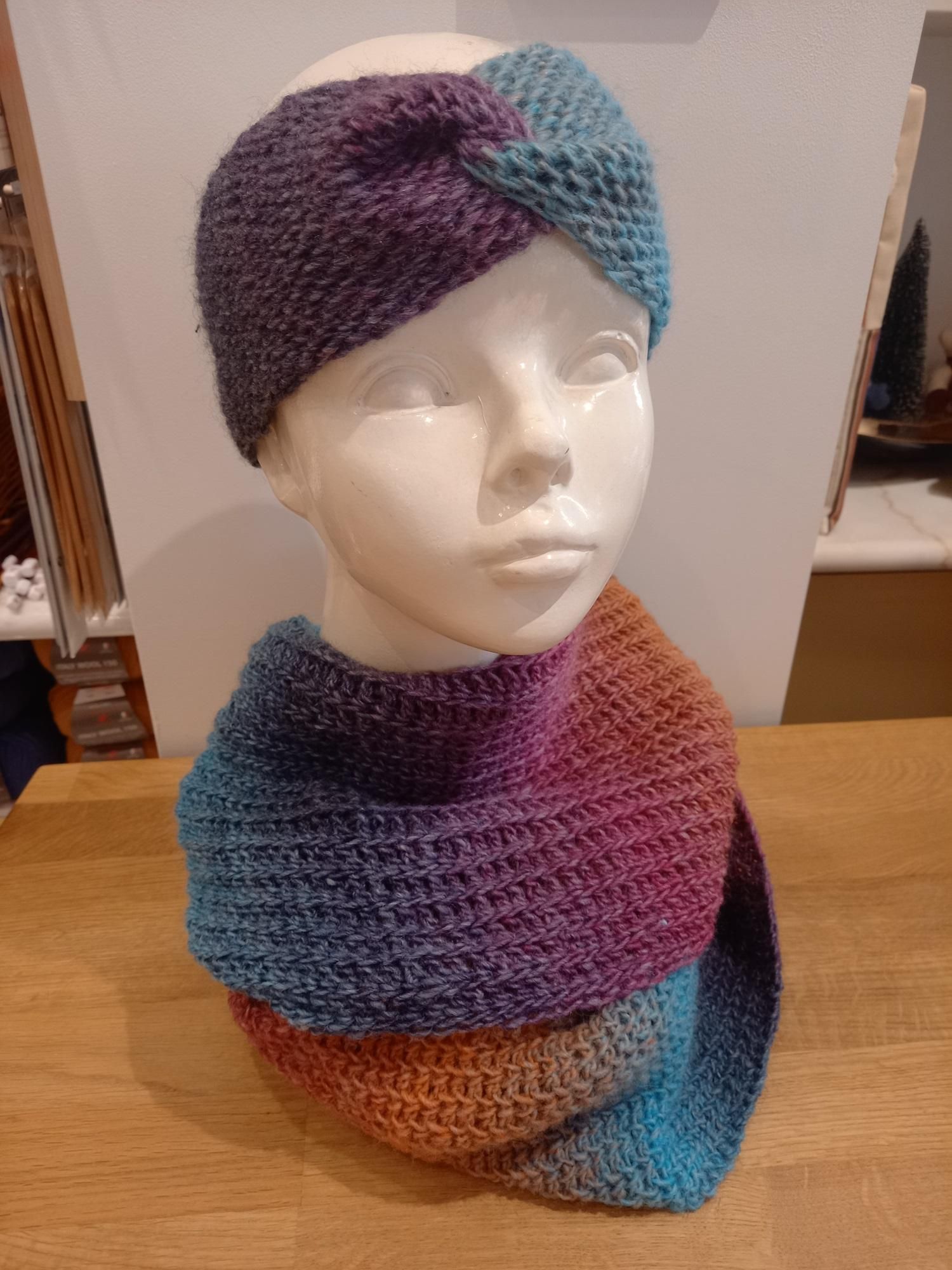 Ein Teil nach Wunsch tunesisch häkeln, hier als Muster ein Stirnband und ein Schal.