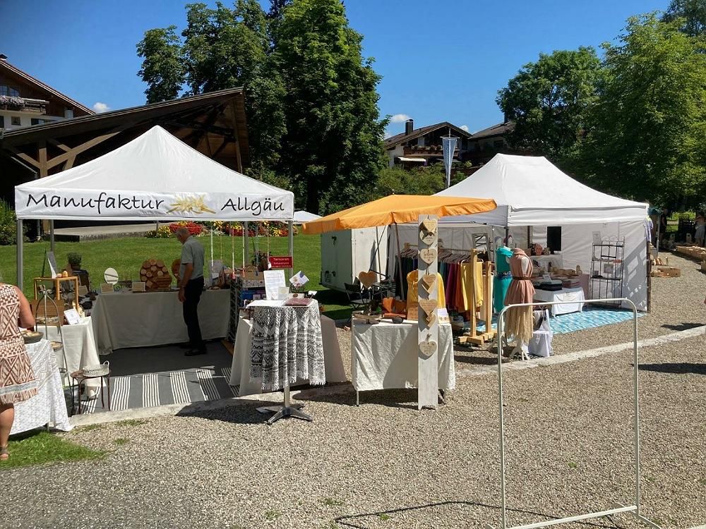 Zwei weiße Pavillons als Marktstände bei Kunsthandwerkermarkt im Kurpark in Fischen direkt am Kurhaus Fiskina.