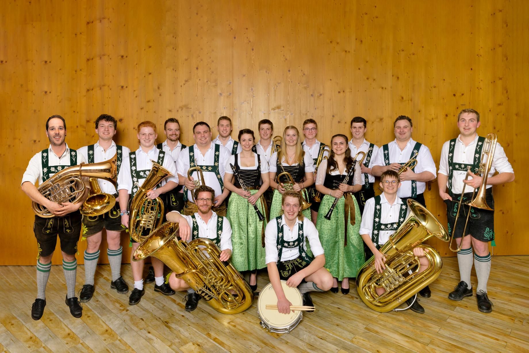 Musikkapelle "Holz-Blech-Chaoten" in Tracht mit Instrumenten