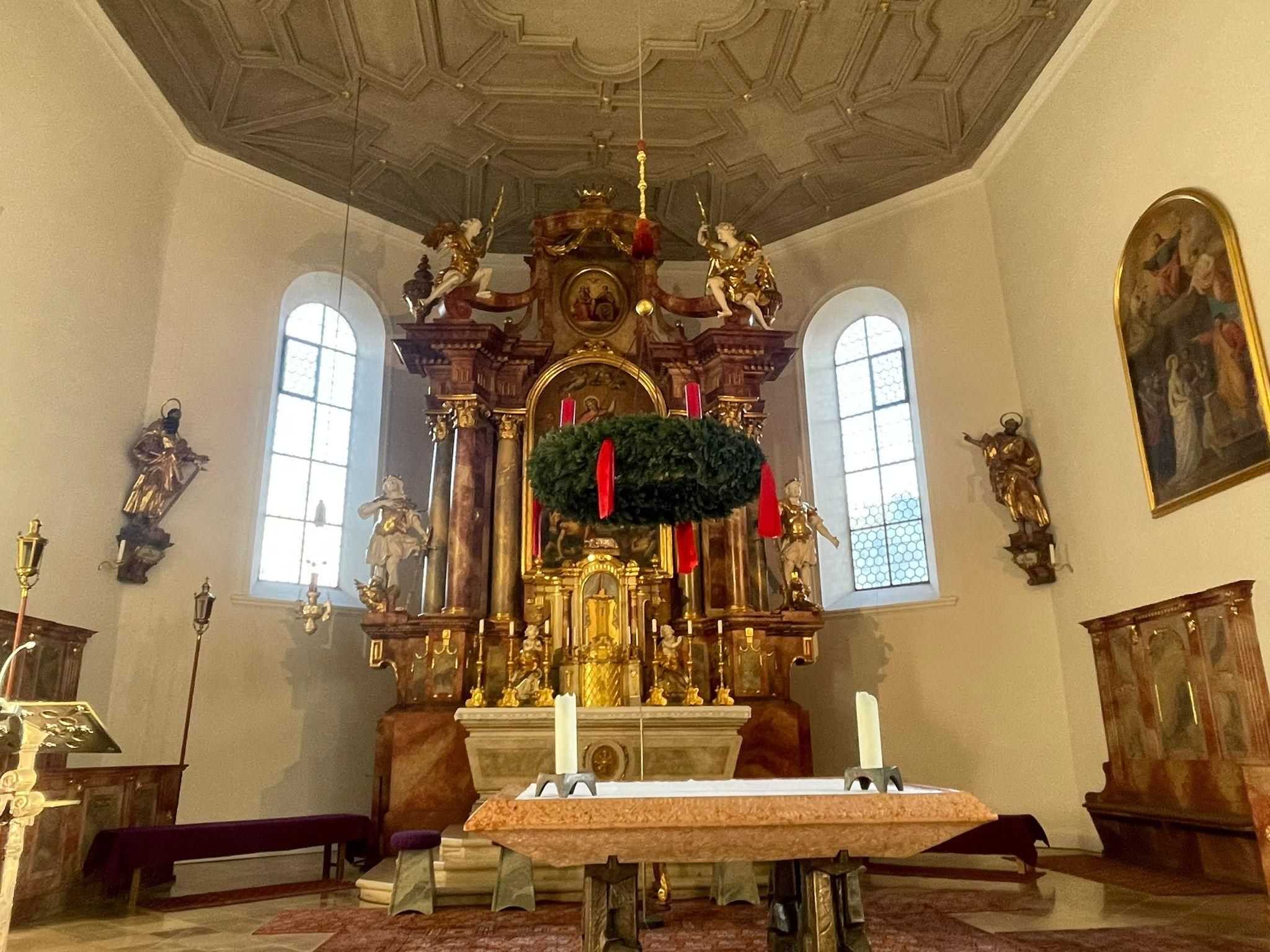 Der Hauptaltar im vorderen Kirchenschiff der Pfarrkirche St. Verena in Fischen eingebettet in den Chorraum.