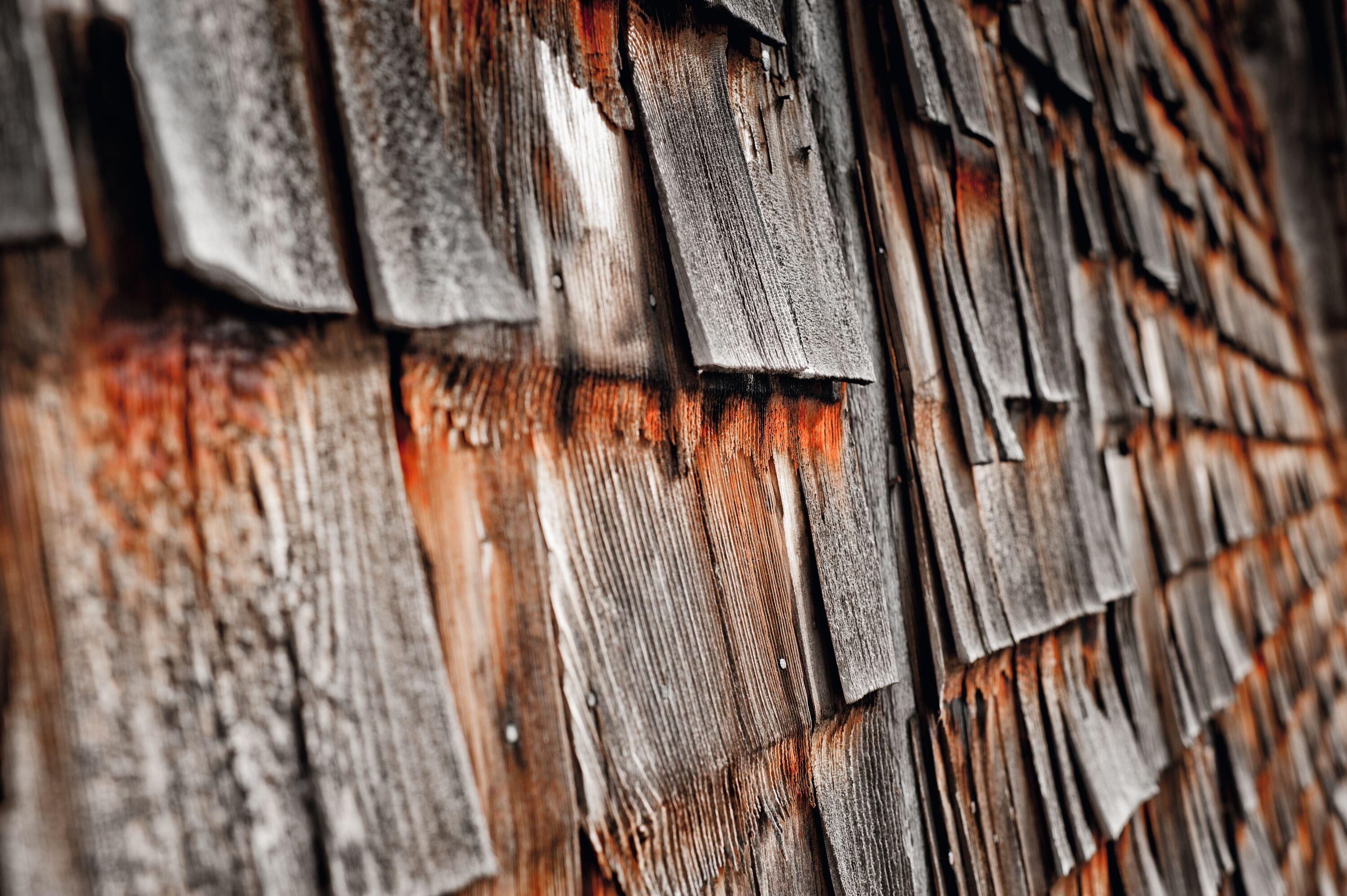 Holz-Schindelwand von einer Hütte