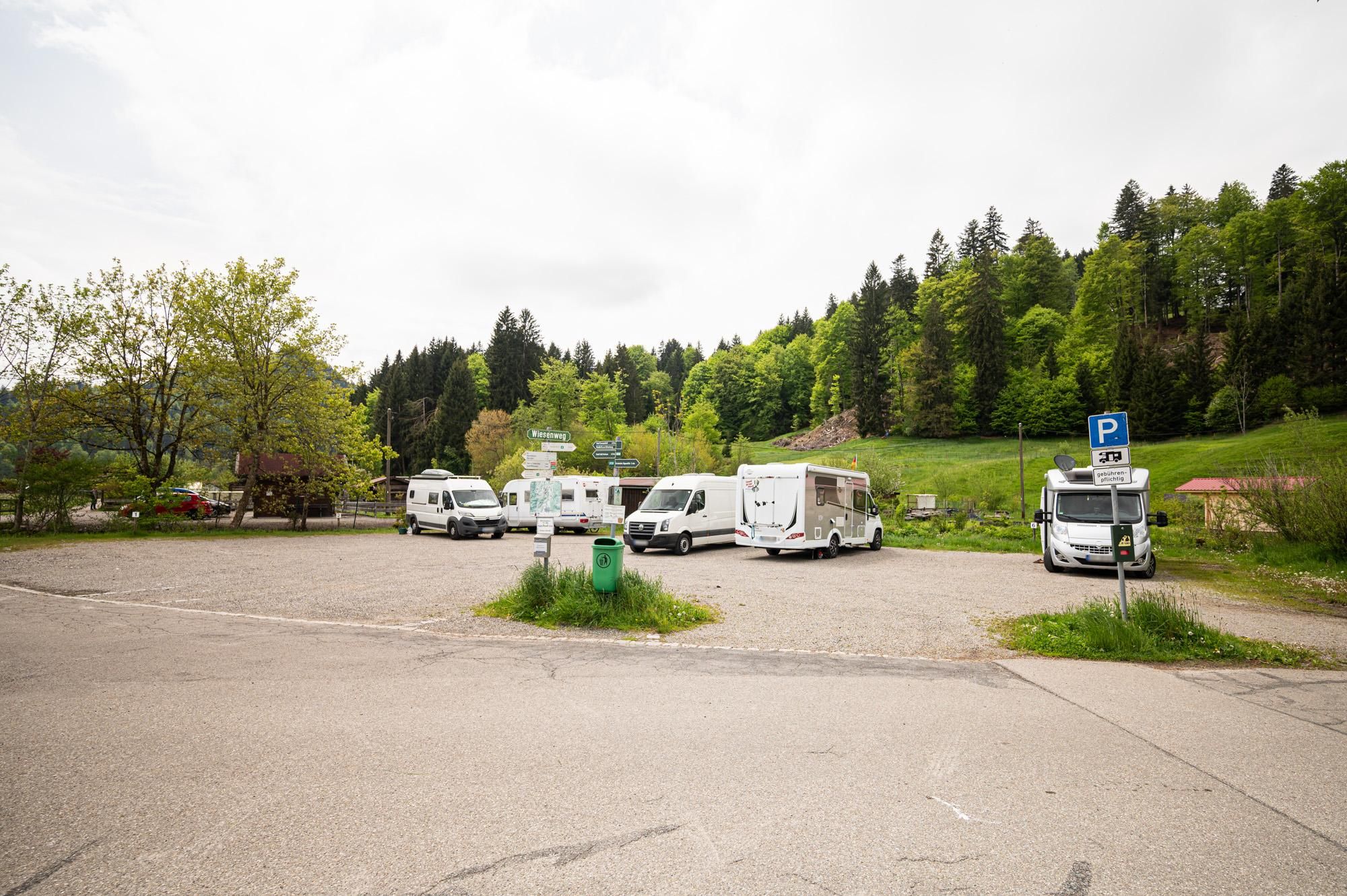 Der Wohnmobilstellplatz in Fischen bietet ca. 35 Wohnmobilen Platz bis 12 m; eine Reservierung ist nicht möglich.
