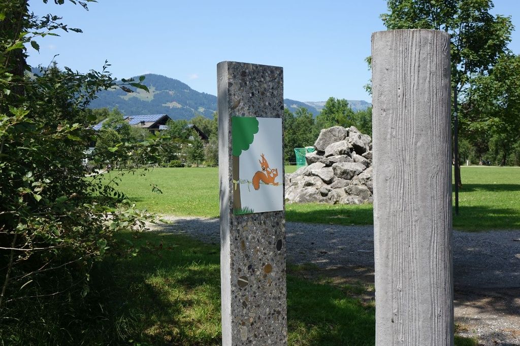 Stelen mit Schild zum Walderlebnisweg "Kindertore"