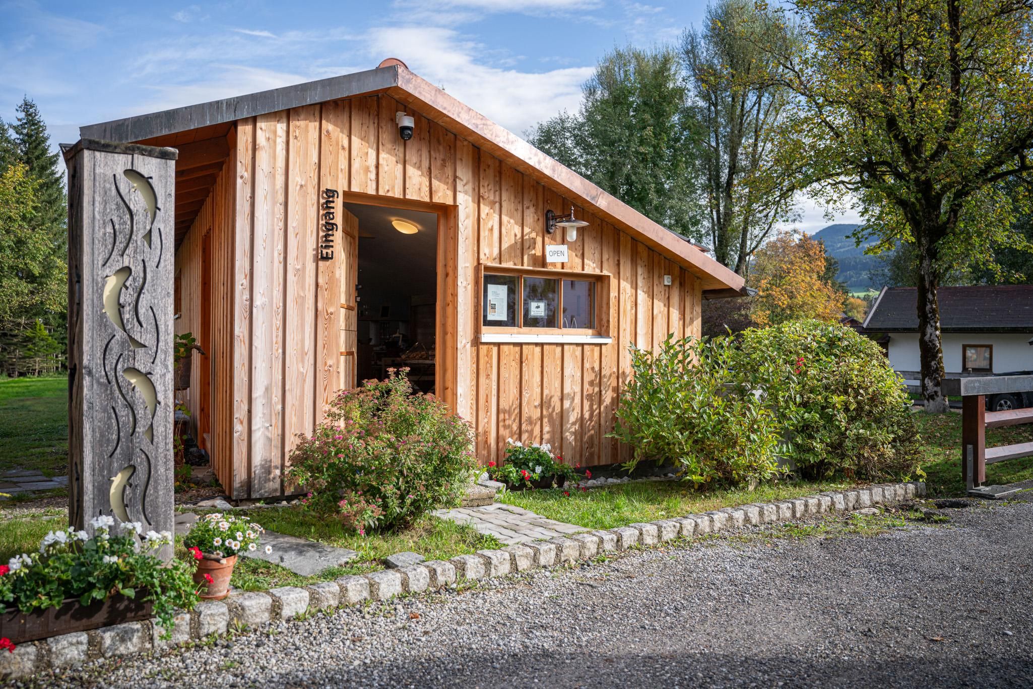 Der Hofladen von außen, 24 Stunden zugänglich.