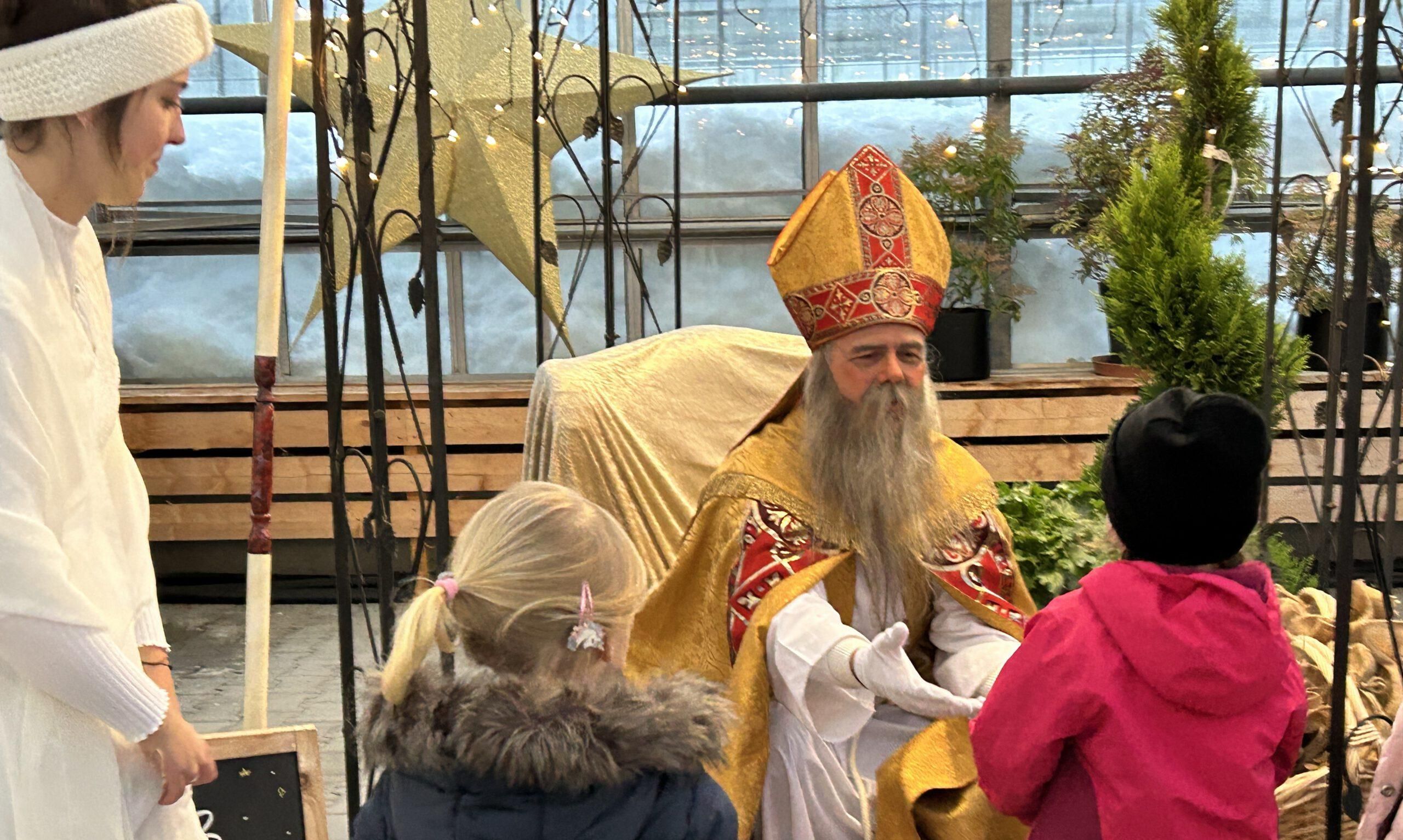 Der Nikolaus in der Gärtnerei Frank, hier in weiß-goldenem Gewand als Bischof mit spitzer Bischofsmütze, genannt Mitra.