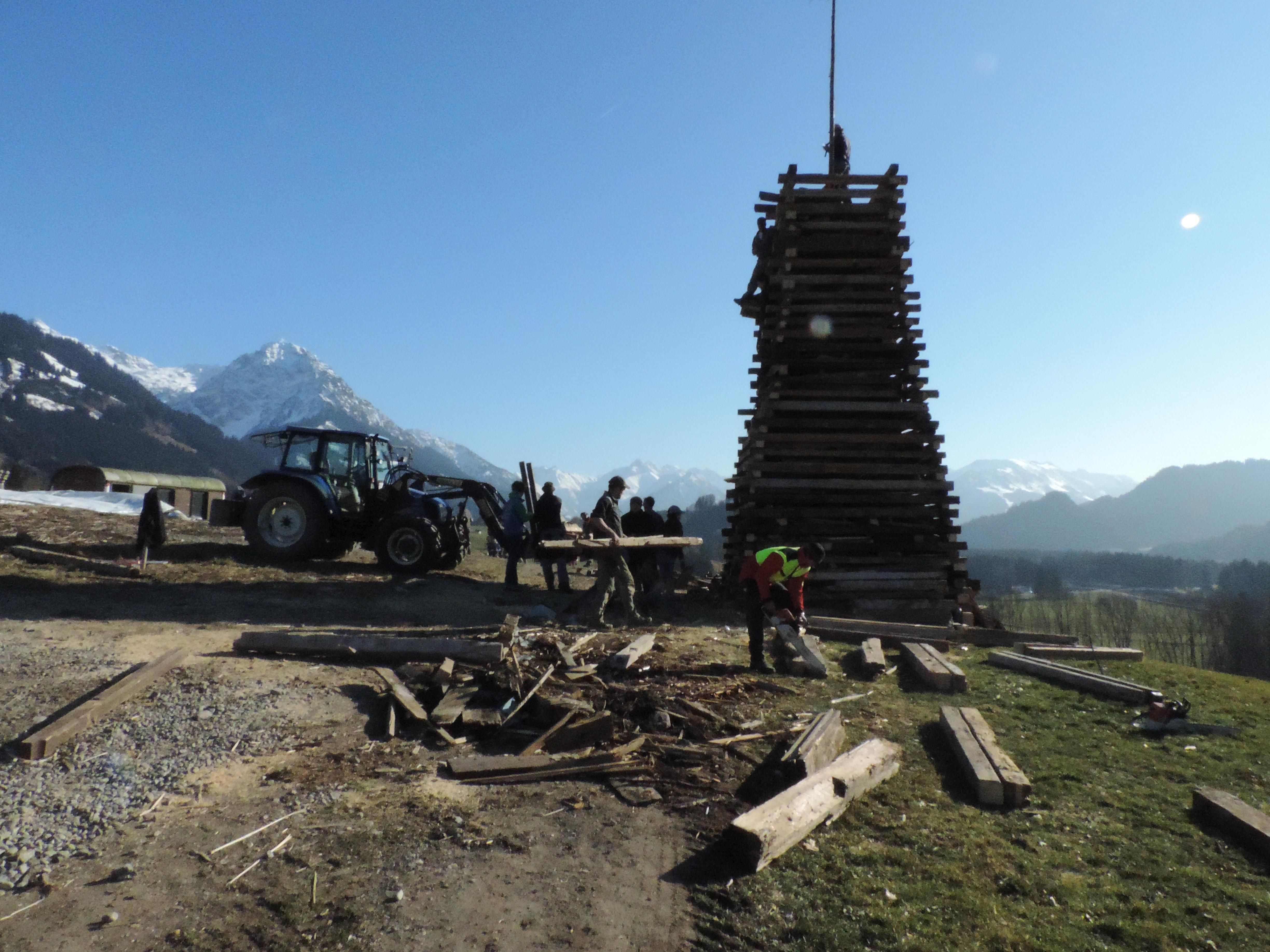 Ein kunstvoll aufgeschichteter Holzturm, der sogenannte Funken.