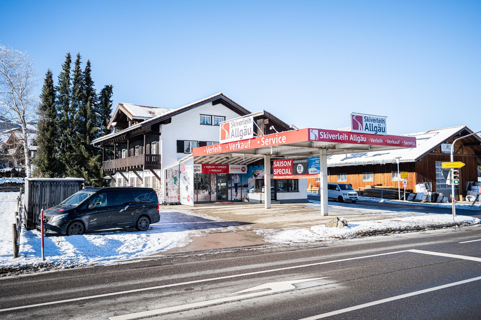 Der Skiverleih in Fischen, direkt an der B 19, gegenüber befindet sich die Tankstelle.