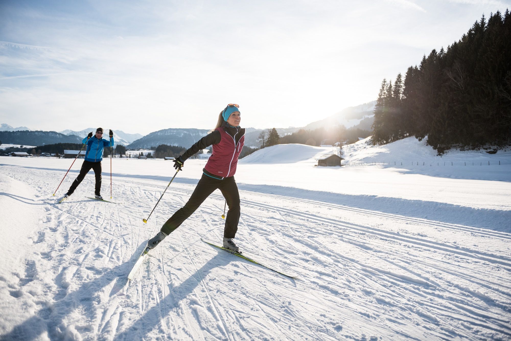 Langläufer im Abendlicht bei Ofterschwang