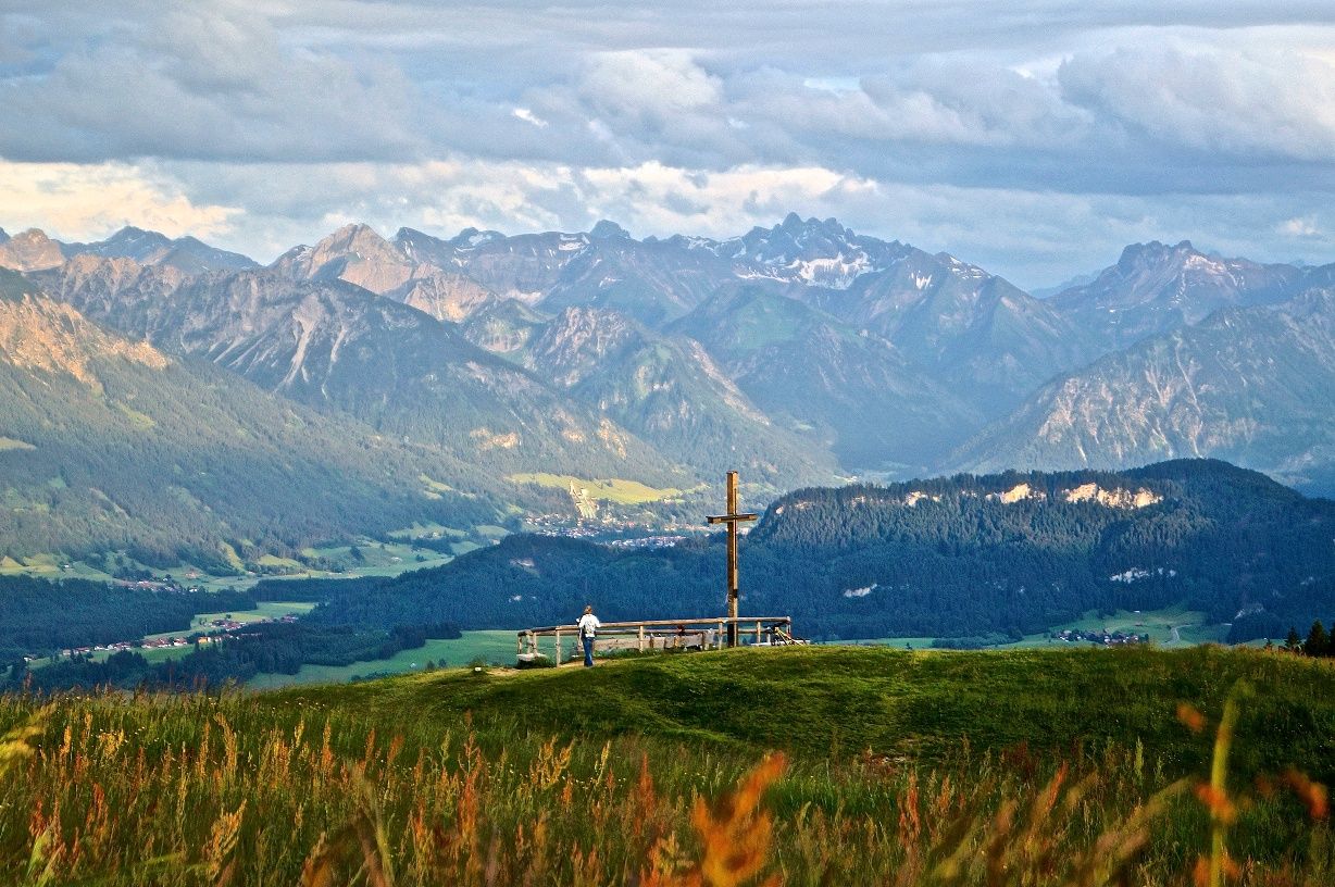 Gipfelkreuz am Ofterschwanger Horn mit imposanter Alpenkulisse