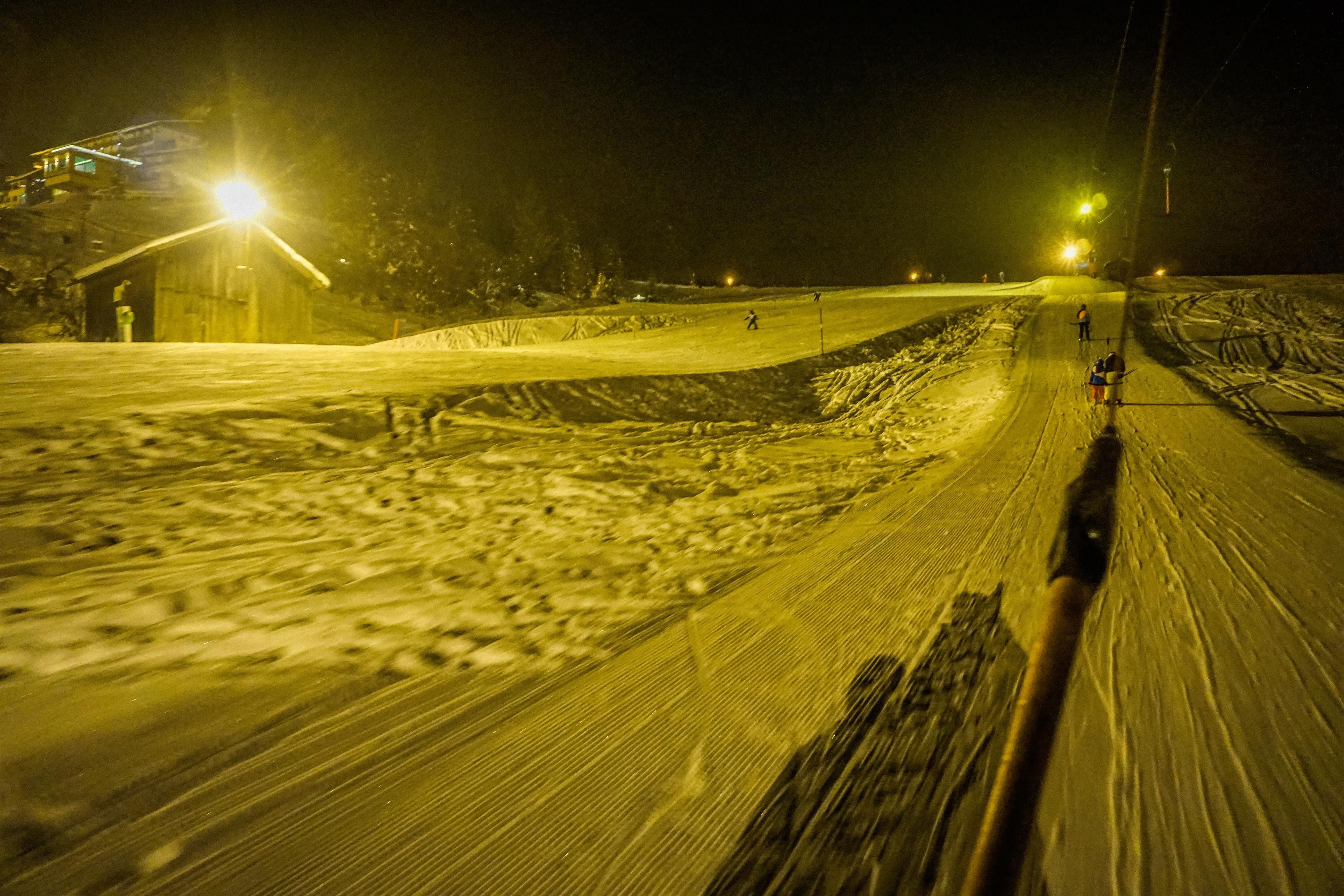 Der Stinesser-Lift im Dunkeln, Flutlich erhellt die Lifttrasse und die Piste.