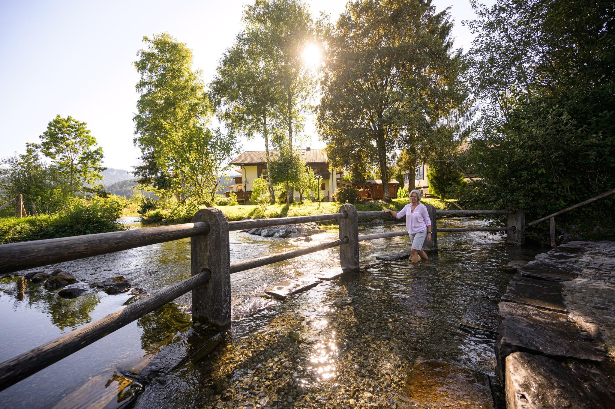 Auch an einer anderen Stelle im Kurpark kann man Wasserr treten, auch hier sind Haltemöglichkeiten.
