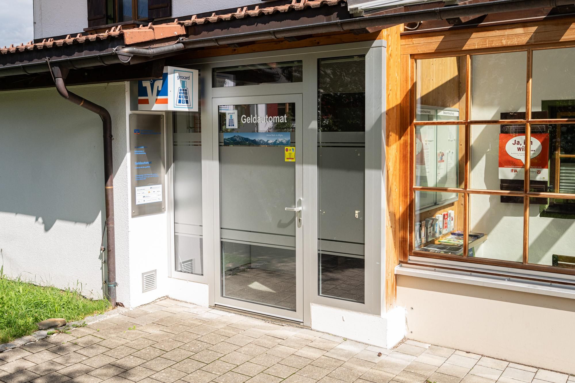 Eingangsbereich eines Geldautomaten in Bolsterlang. Glastür mit Aufschrift "Geldautomat".