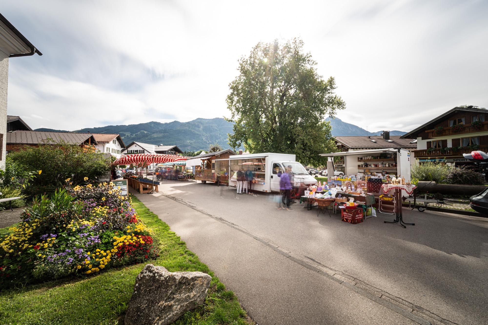 Am Anger Richtung Hauptstraße findet der Wochenmarkt in Fischen mit überwiegend regionalen Produkten statt.