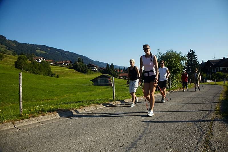 Gruppe beim Nordic Walking rund um Obermaiselstein
