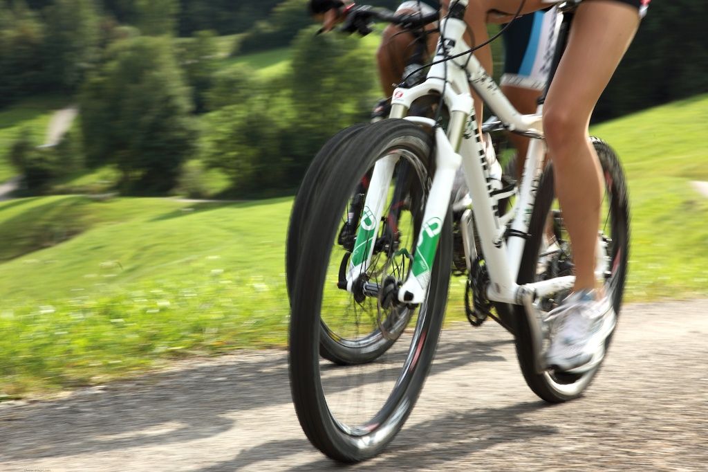 Radfahrer auf einem Forstweg