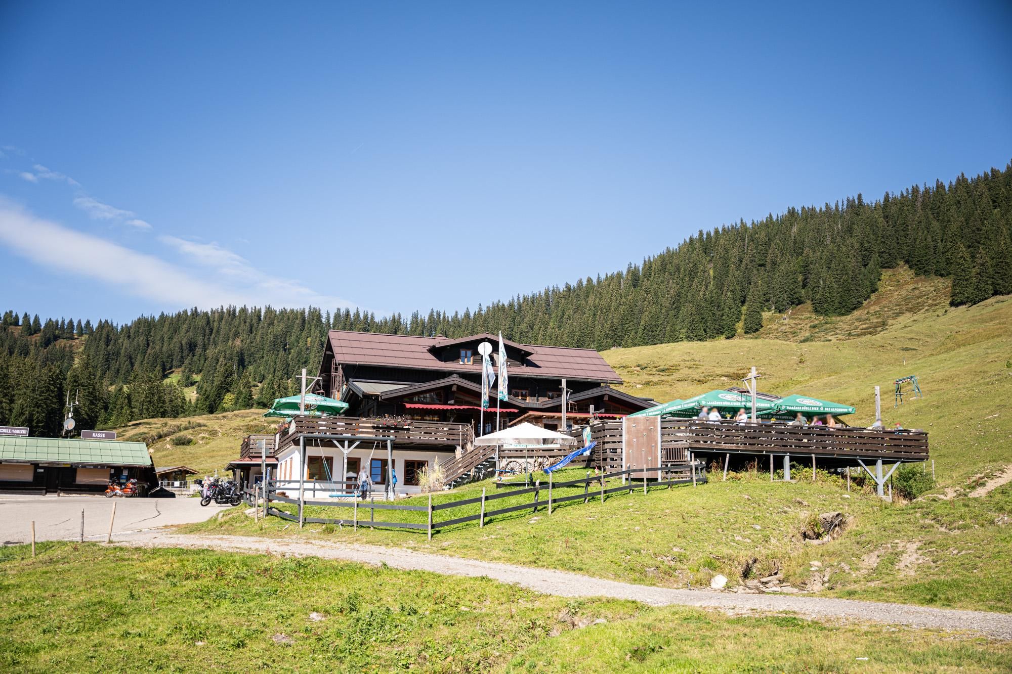 Rustikale Berghütte Grasgehrenhütte mit dunkelbraunem Dach und Holzbalkonen.