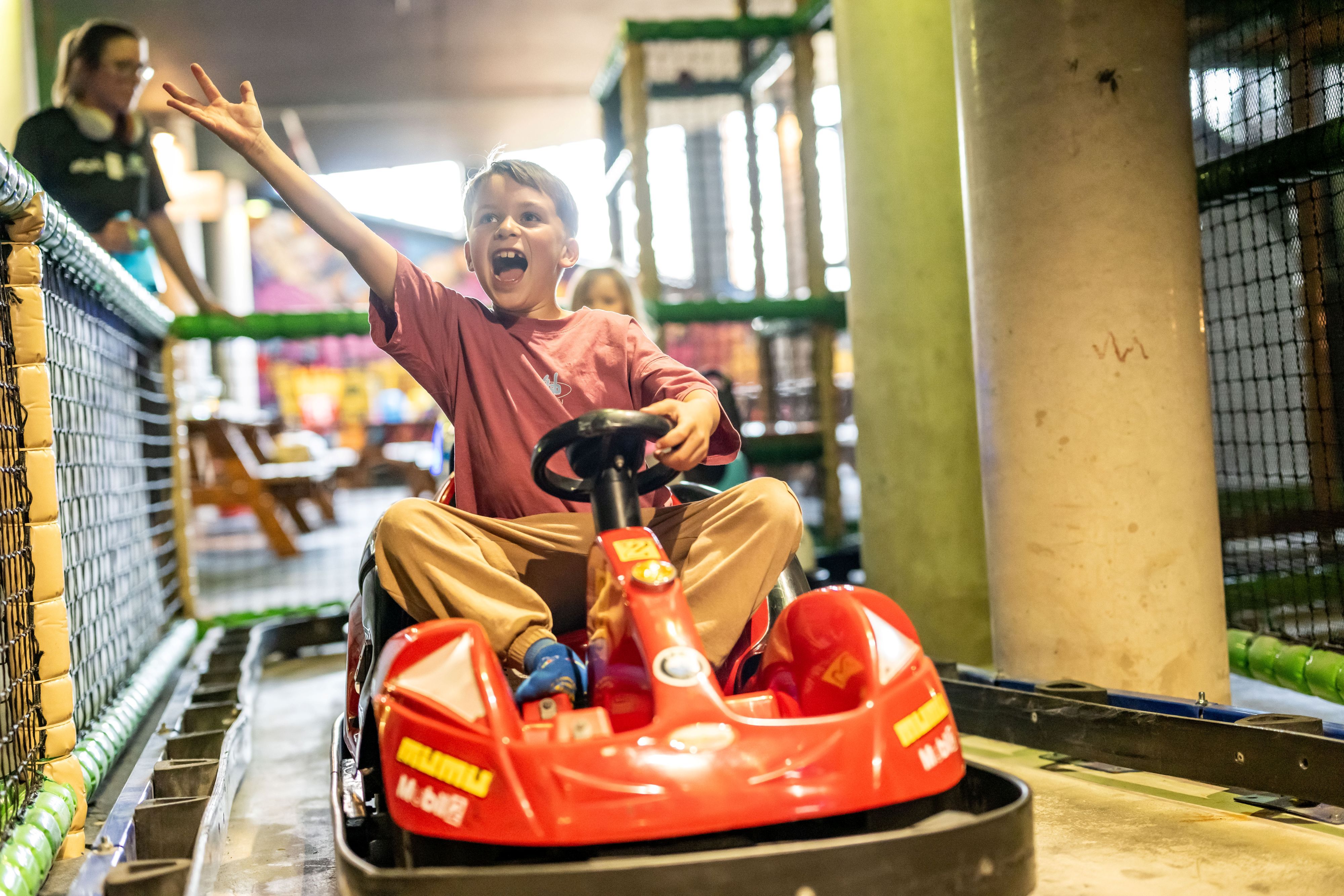 Junge fährt begeistert auf einem E-Gokart