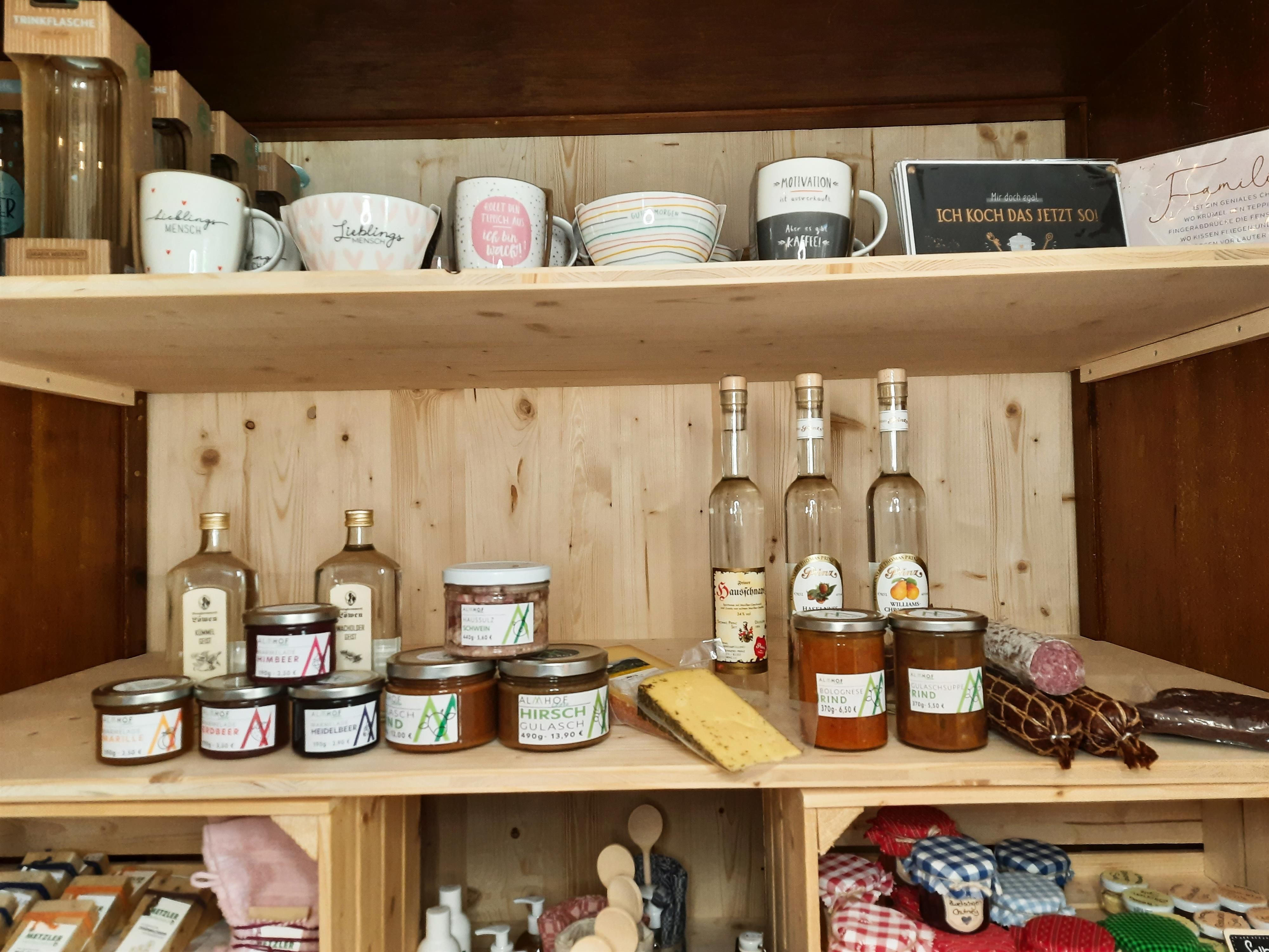 Verkaufsregal mit regionalen Produkten, Almhof Lässer