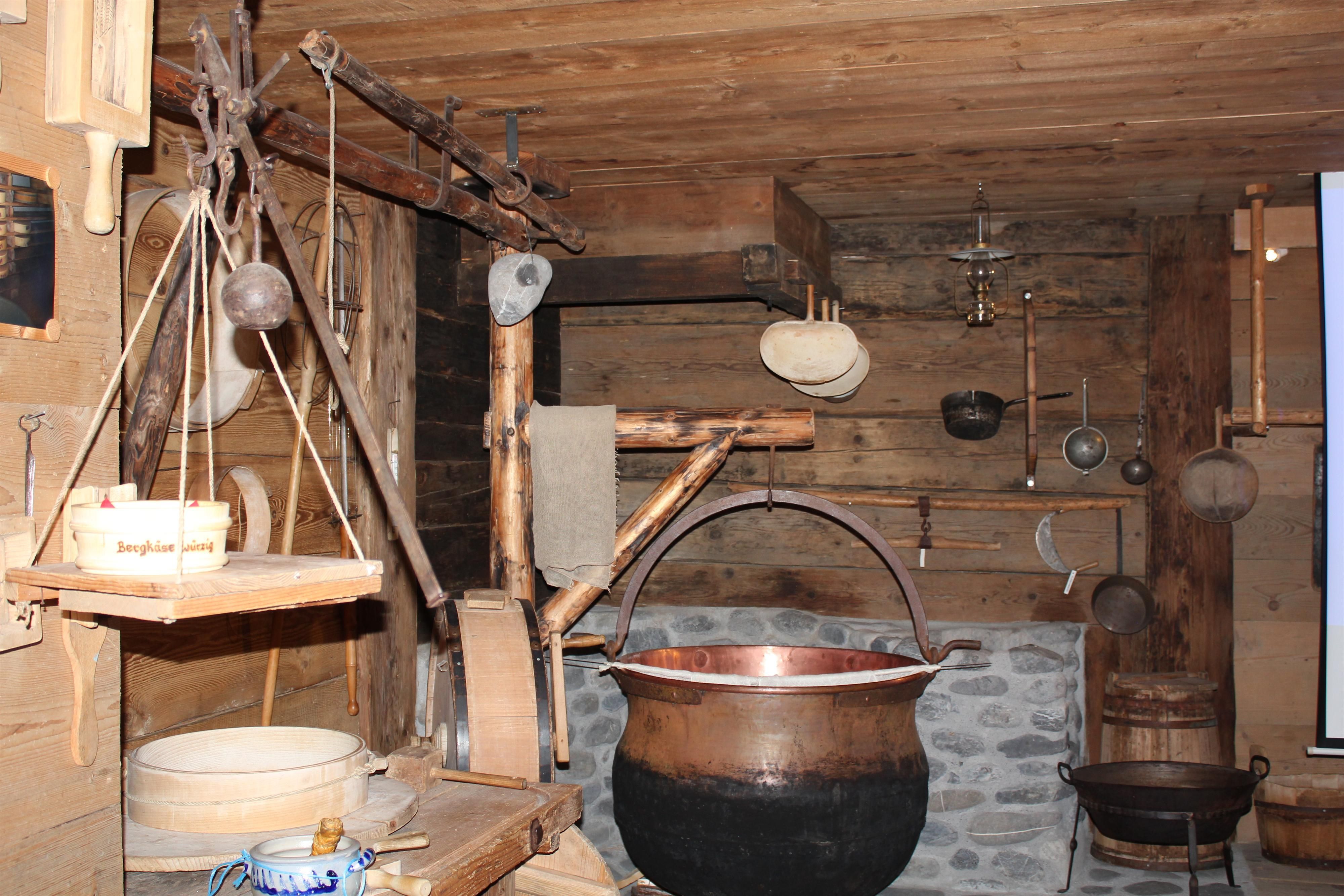 Das Alpsennereimuseum in Hittisau. In der Mitte des Bildes ist ein großer Kupferkessel, und außen herum sind viele Utensilien zur Käseherstellung.
