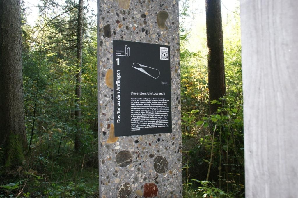 Installation mit Infotafel: Die 12 Tore von Fischen im Allgäu