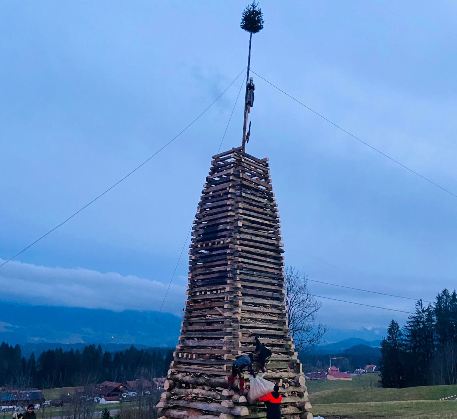 Ein Funkenturm aus Holz