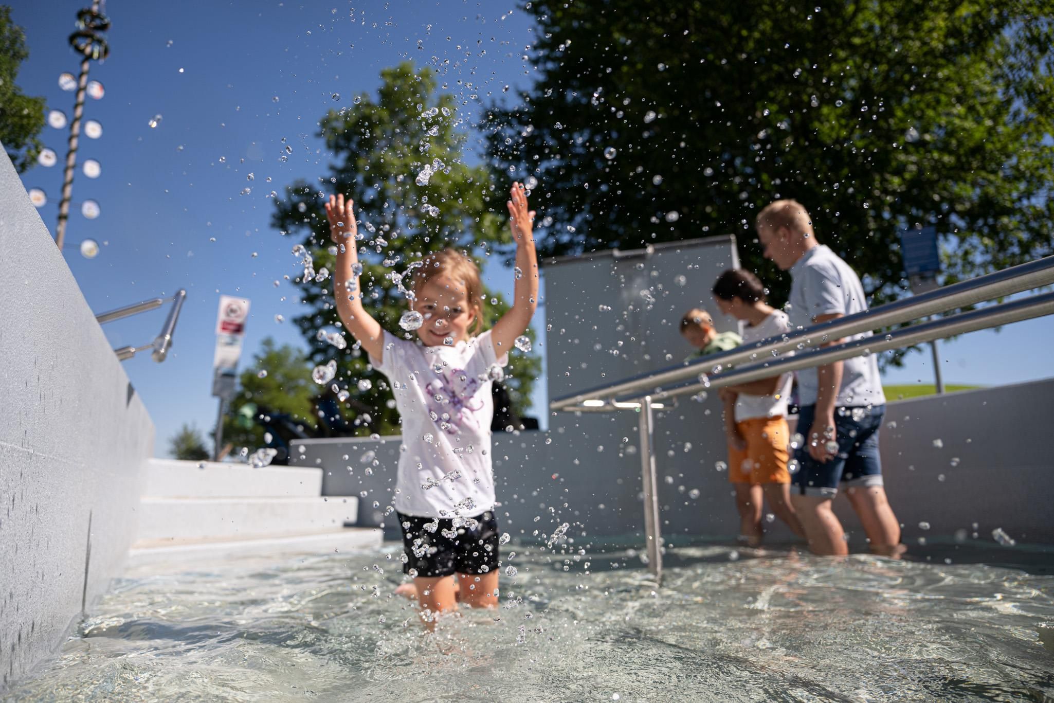 Planschendes Kind im Kneipp-Tretbecken Bolsterlang