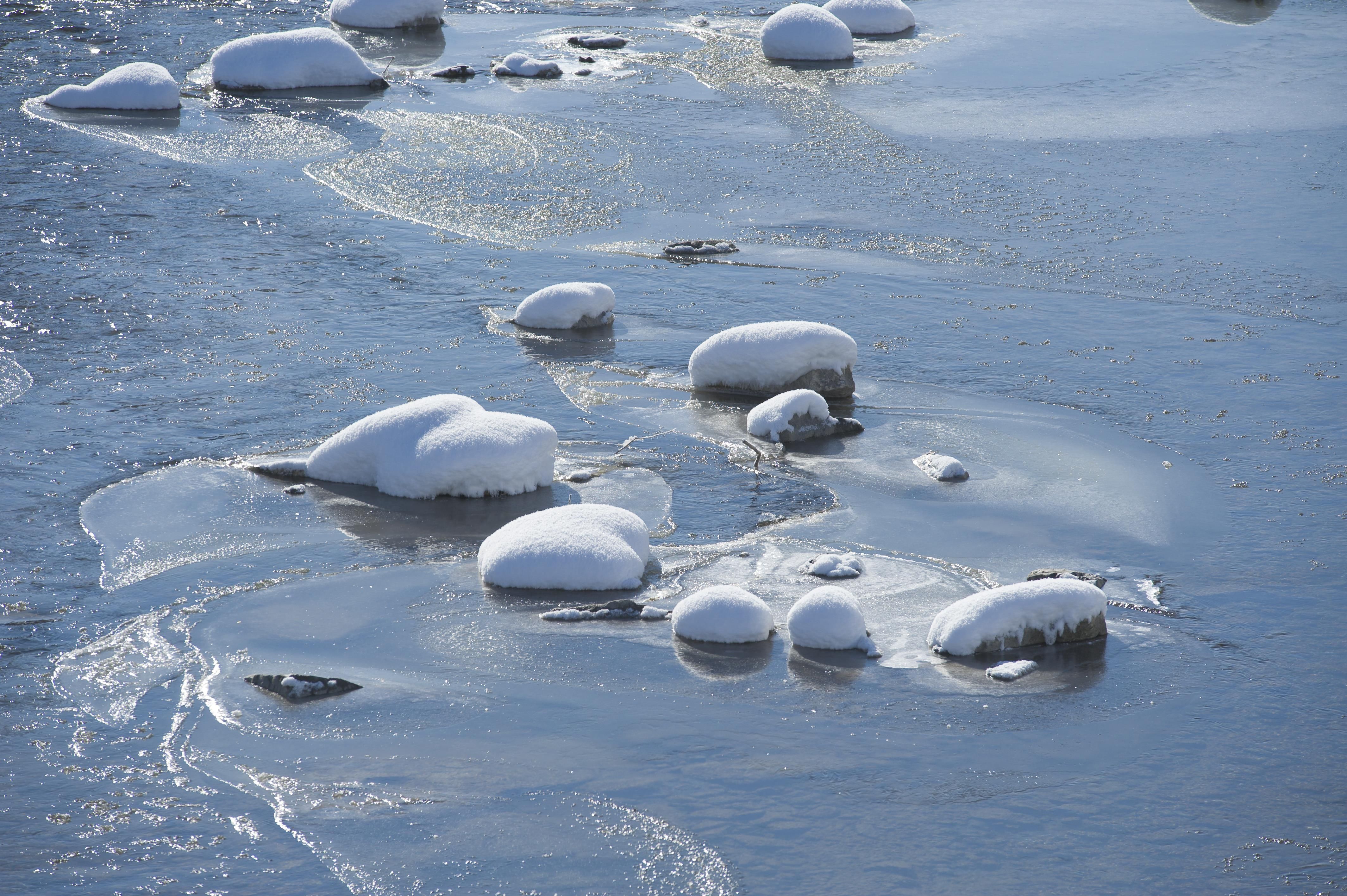 <p>Ein Bach im Winter, er ist teilweise zugefroren, die Steine im Bach haben eine Haube aus Schnee.</p>