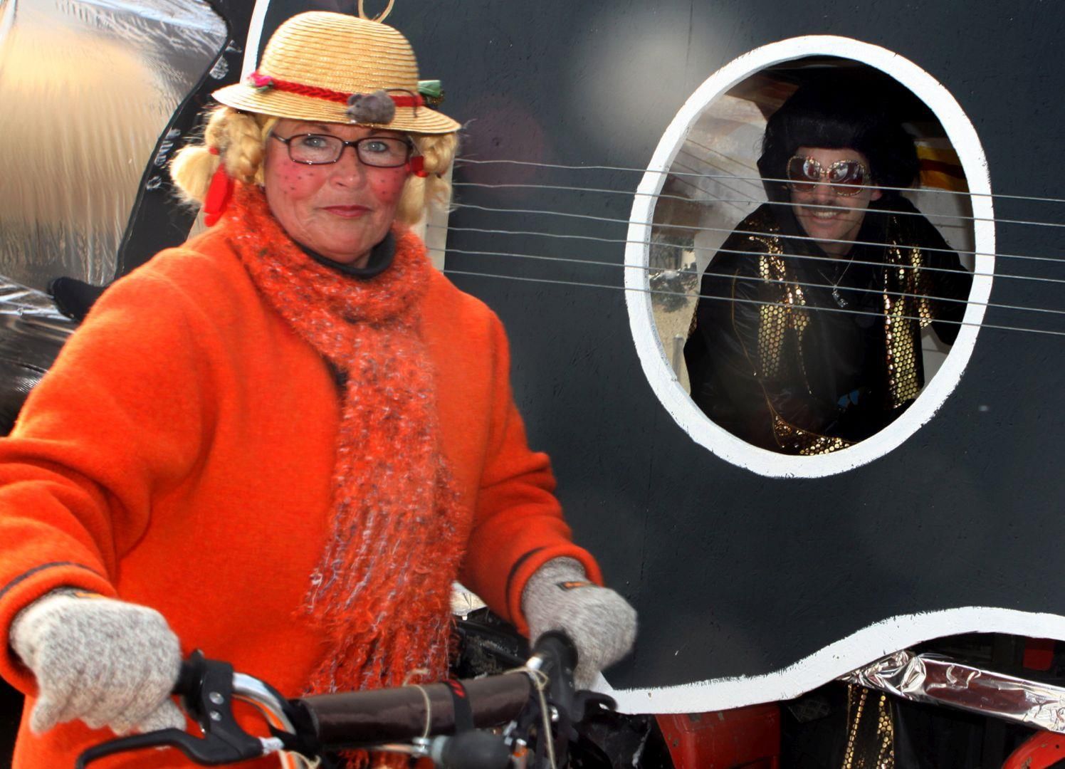 Bild von hinten einer Faschingsgruppe.