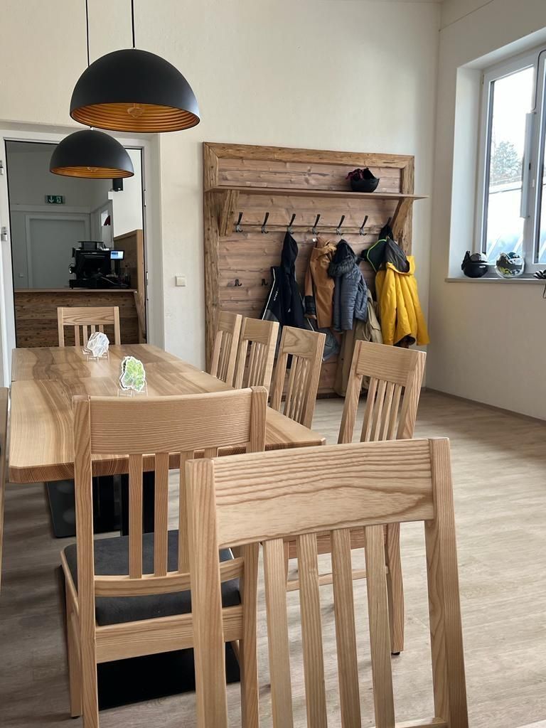 Der Gastraum des Aubachstüble  ist mit Holztischen und -stühlen ausgestattet.</