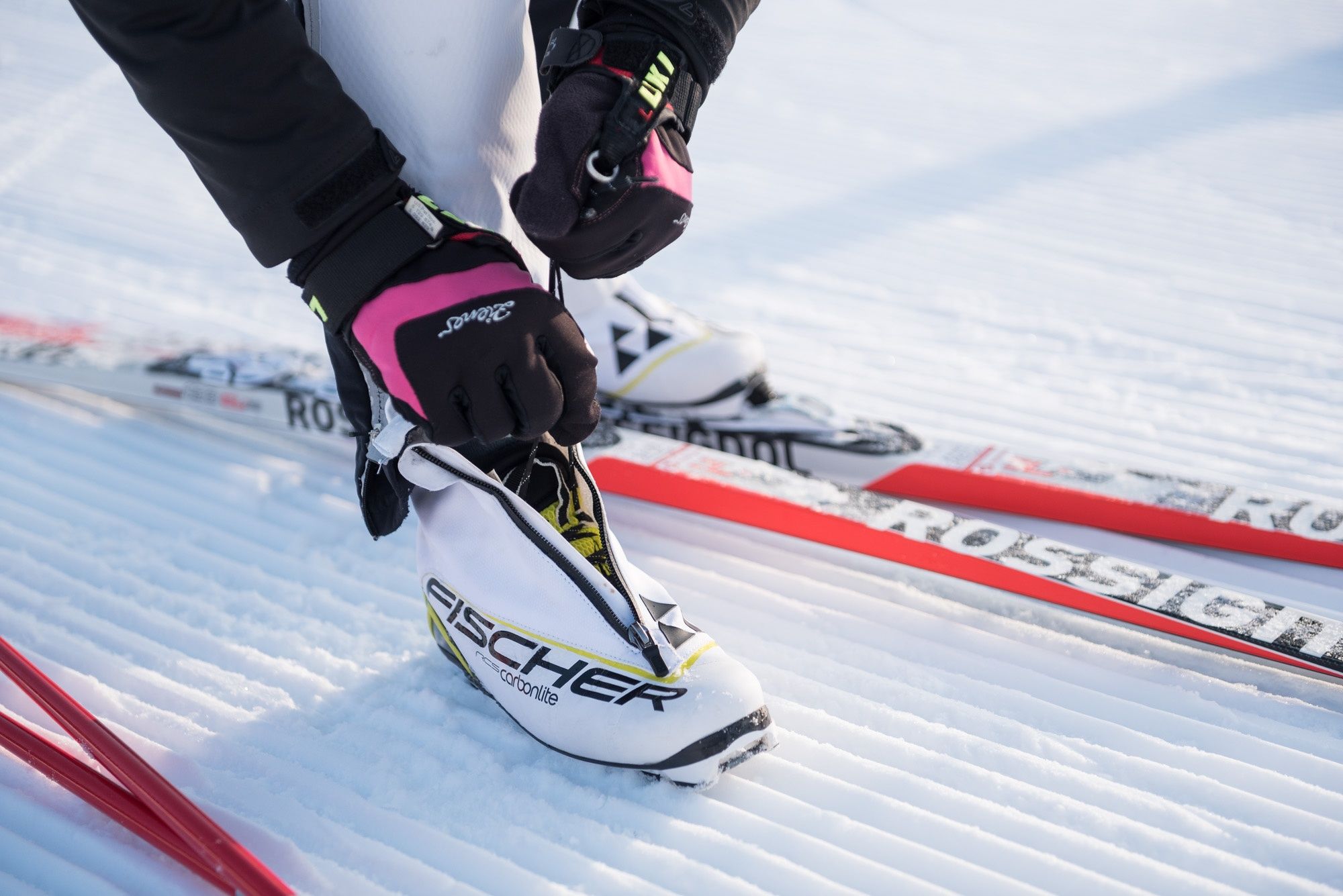 Langläufer macht sich zum Langlaufen bereit.