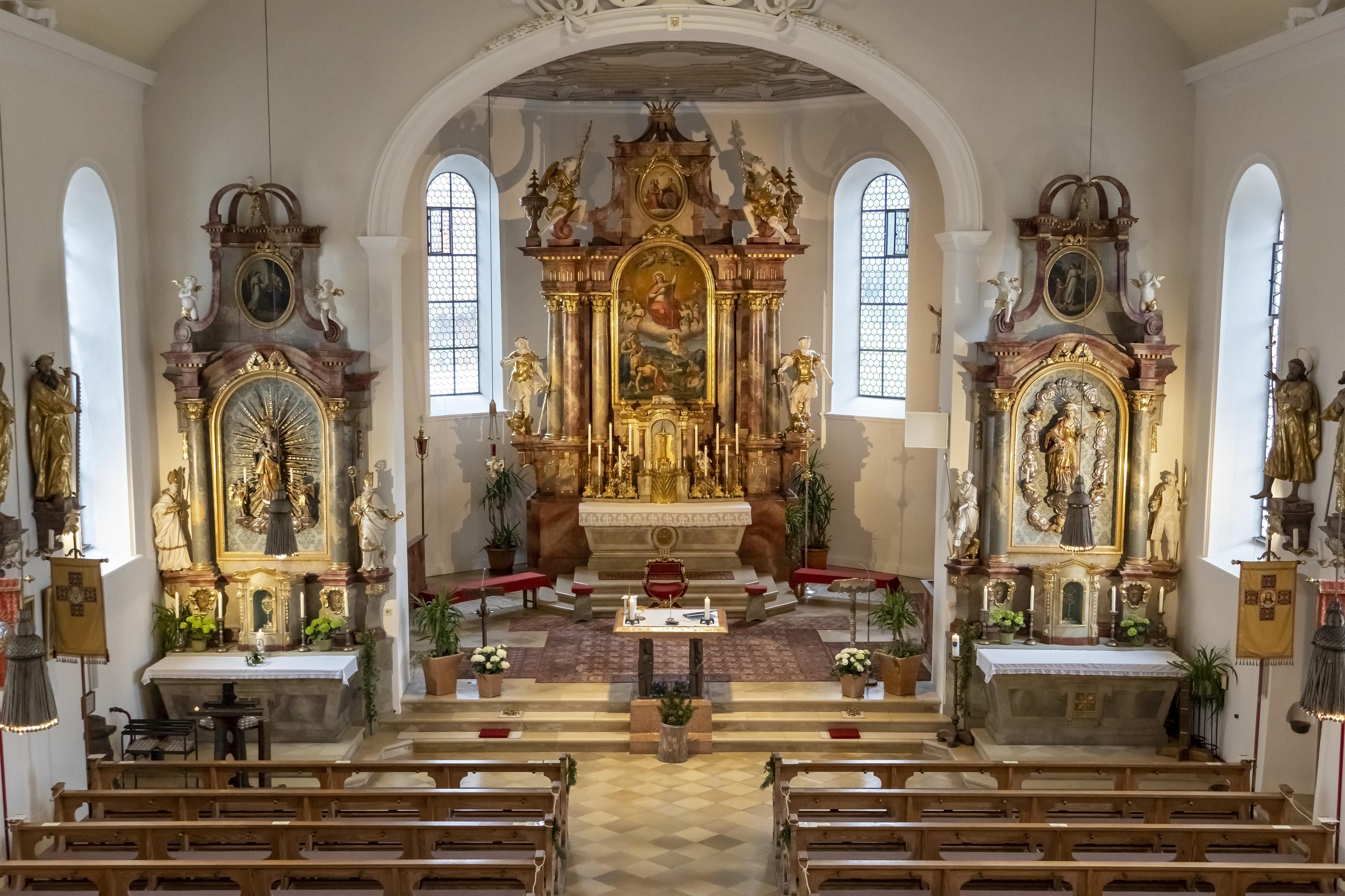 Die katholische Pfarrkirche St. Verena mit Blick auf den Altar von der Empore aus.