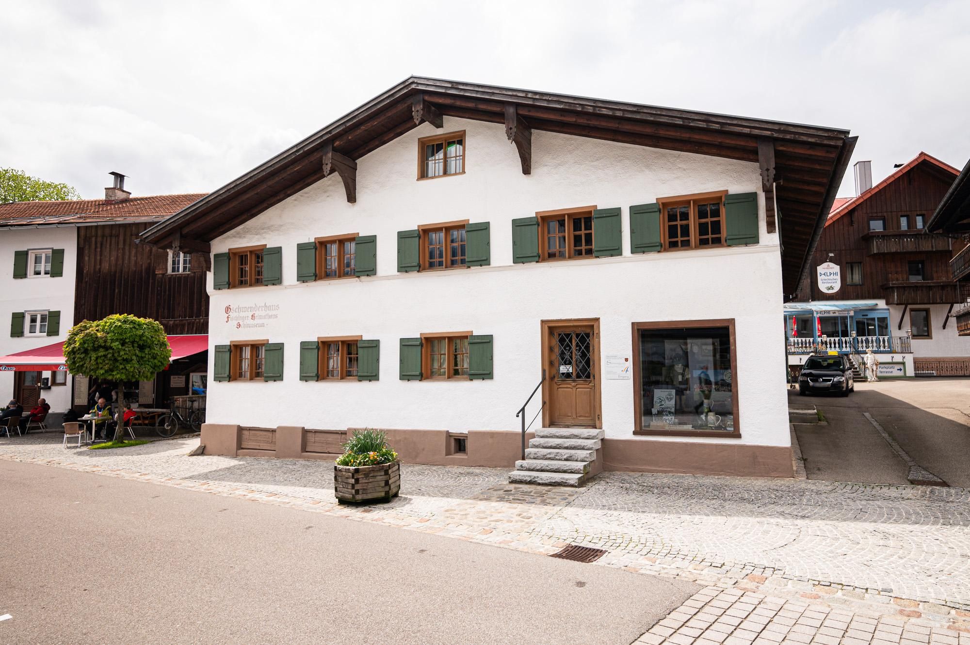 Das Heimathaus in Fischen, der Veranstaltungsort für "Loose - sinne - lache": ein weißes Haus mit grünen Fensterläden.
