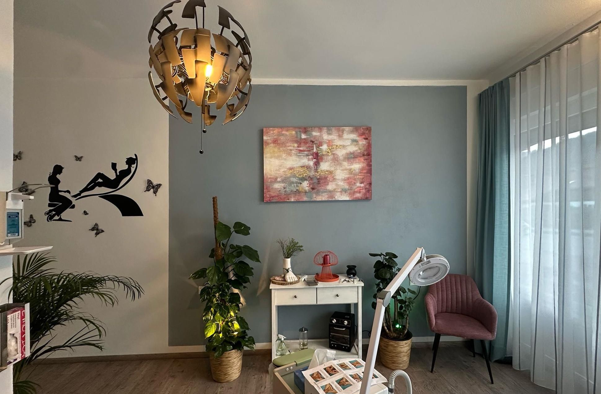 Heller und freundlicher Behandlungsraum mit Behandlungsliege in der Fuss Oase in Bolsterlang.