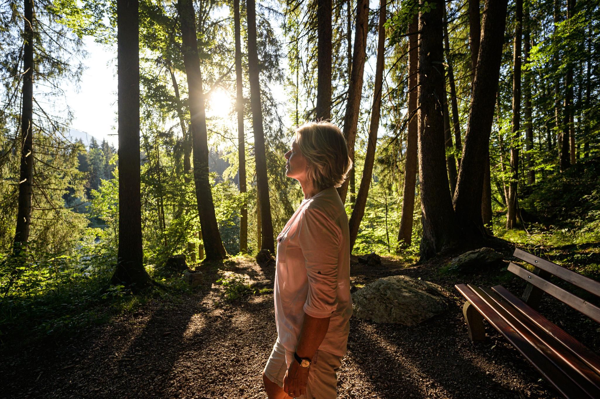 Der Magische Ort oberhalb der Iller, eine Frau genießt die Ruhe und die frische Luft.