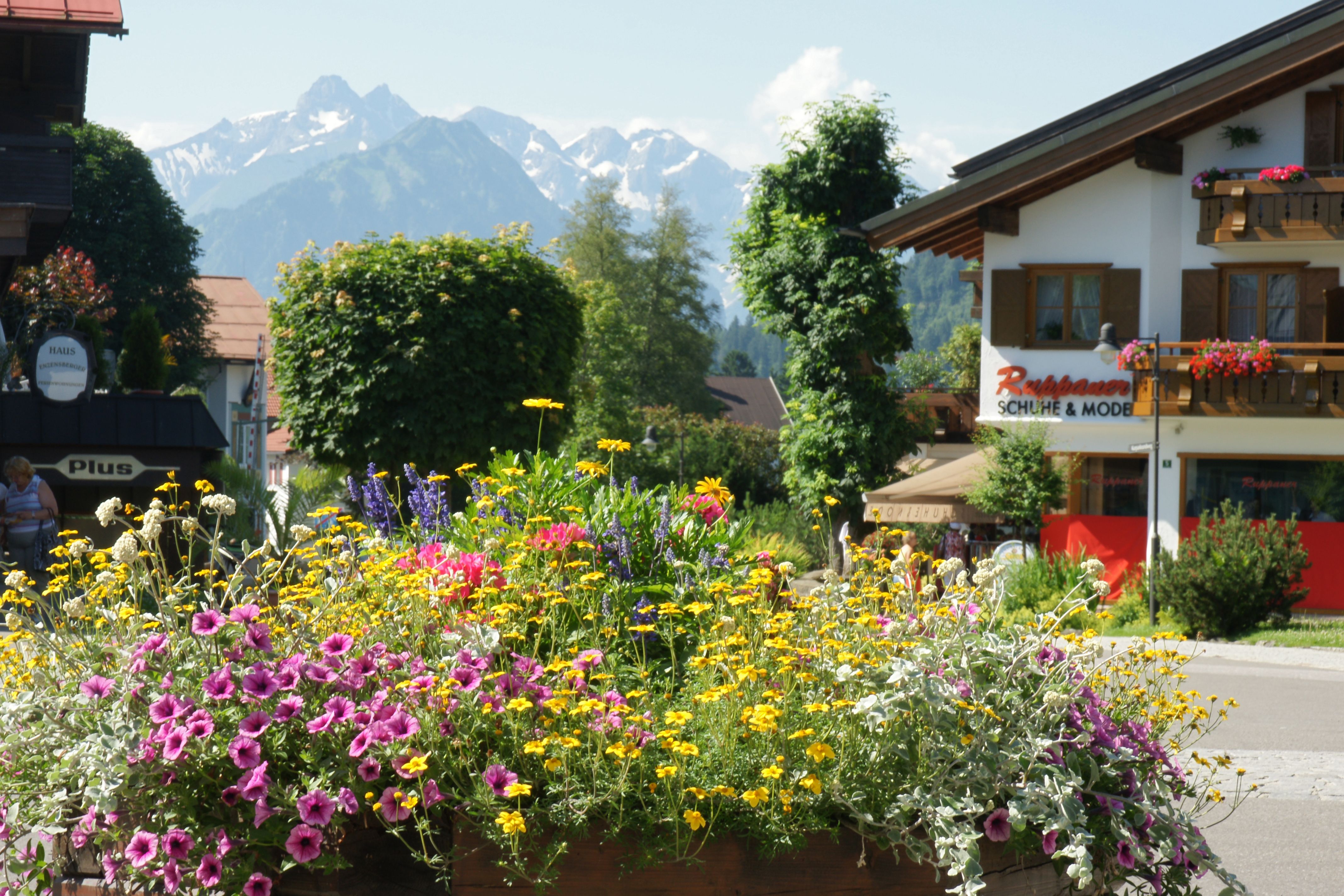 Blumenschmuck in Fischens Straßen