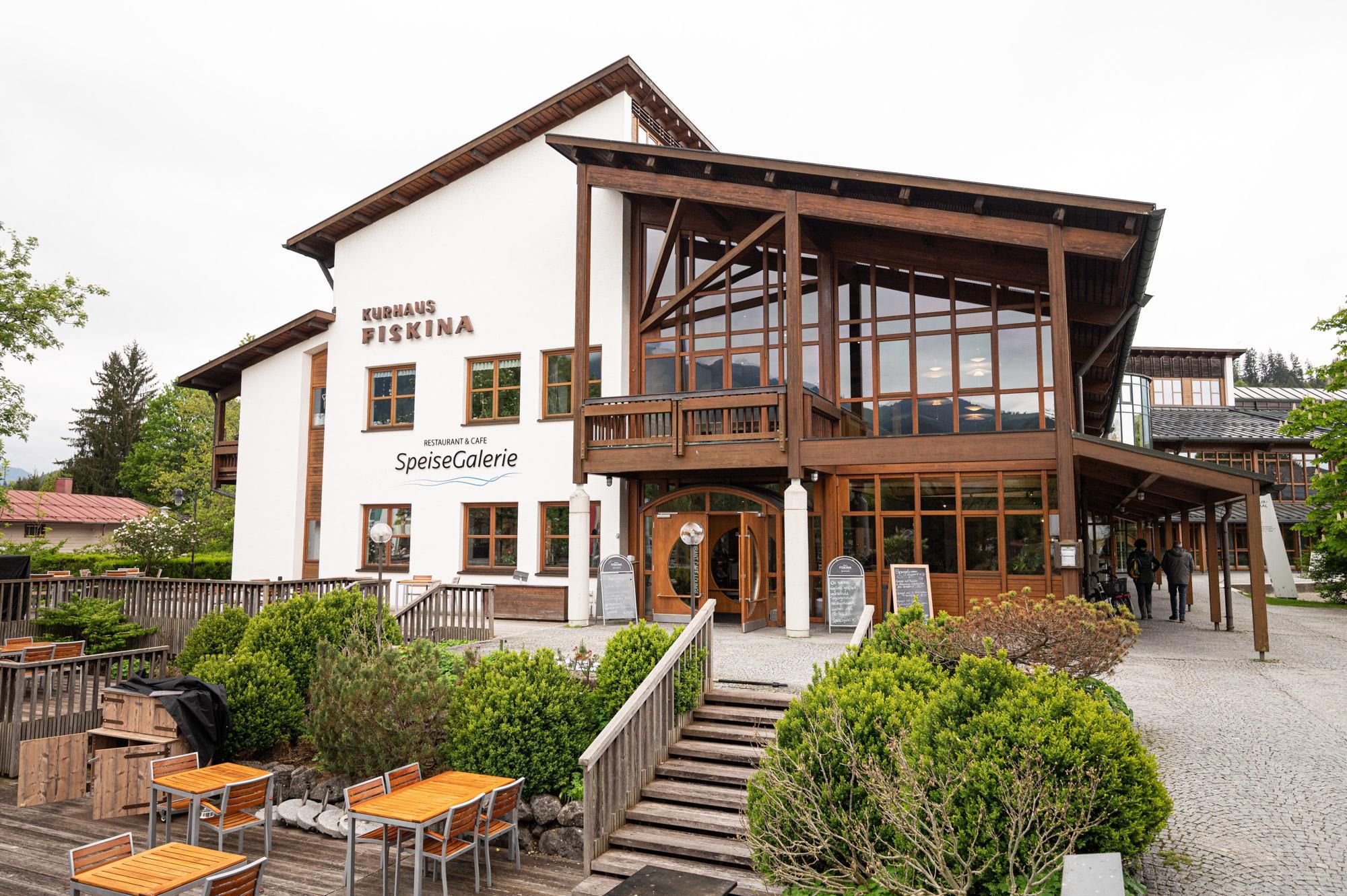 Kruhaus Fiskina, hier mit Terrasse und Eingang zum Restaurant "Speisegalerie".