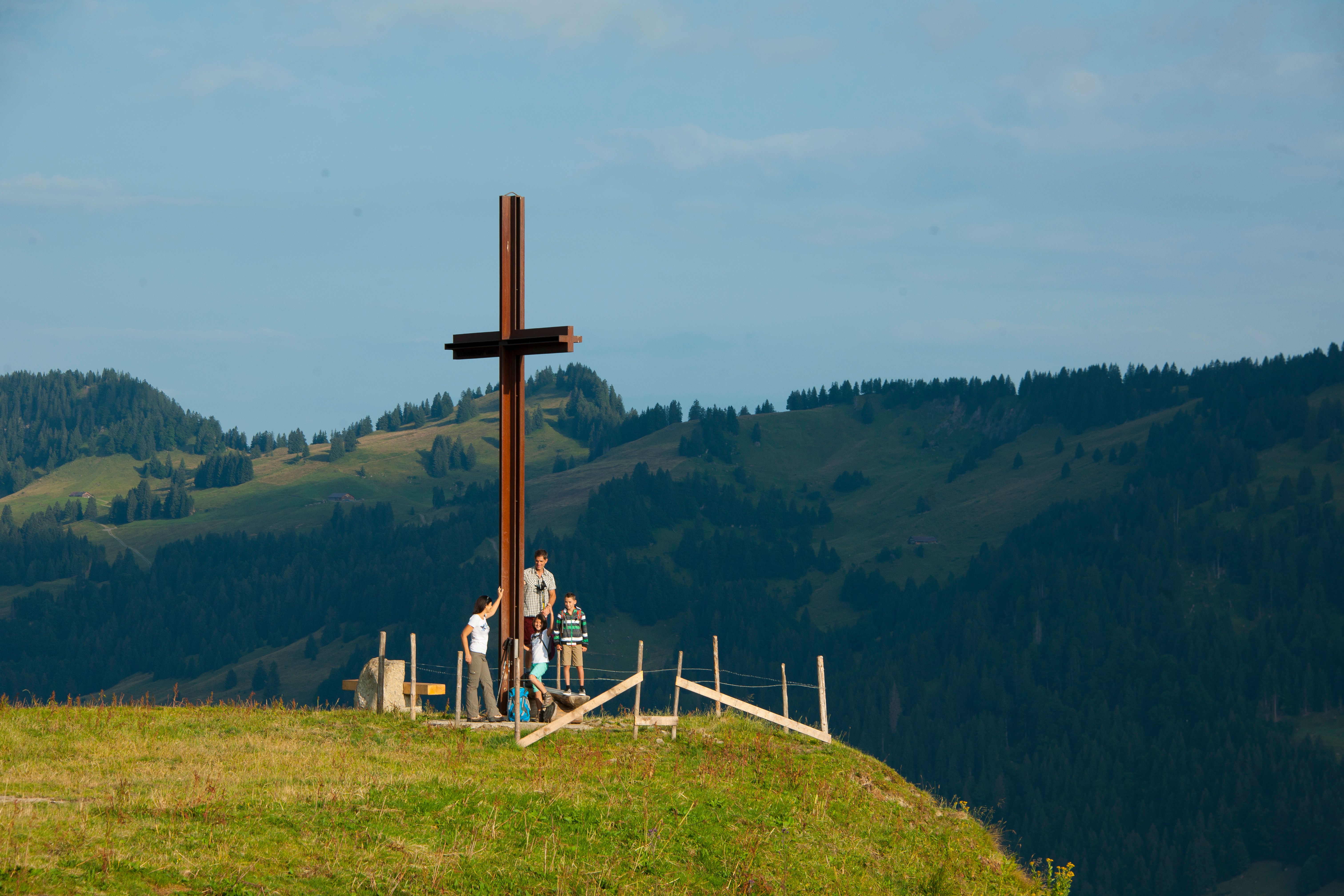 Wanderer am Gipfelkreuz Gelbhansekopf