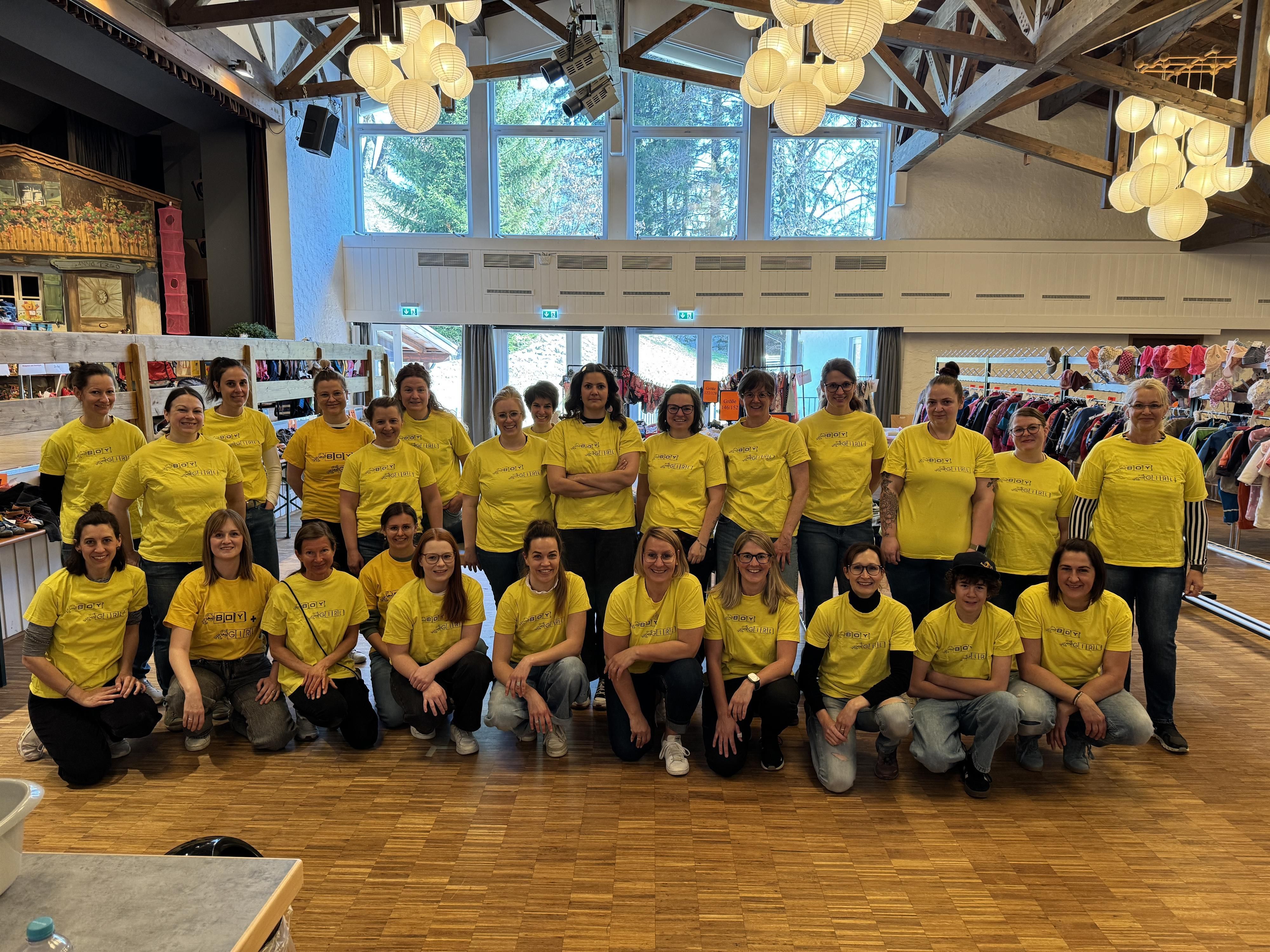 Menschen, die bei der Organisation des Obermaiselsteiner Basars für Kindersachen helfen im Haus des Gastes Obermaiselstein