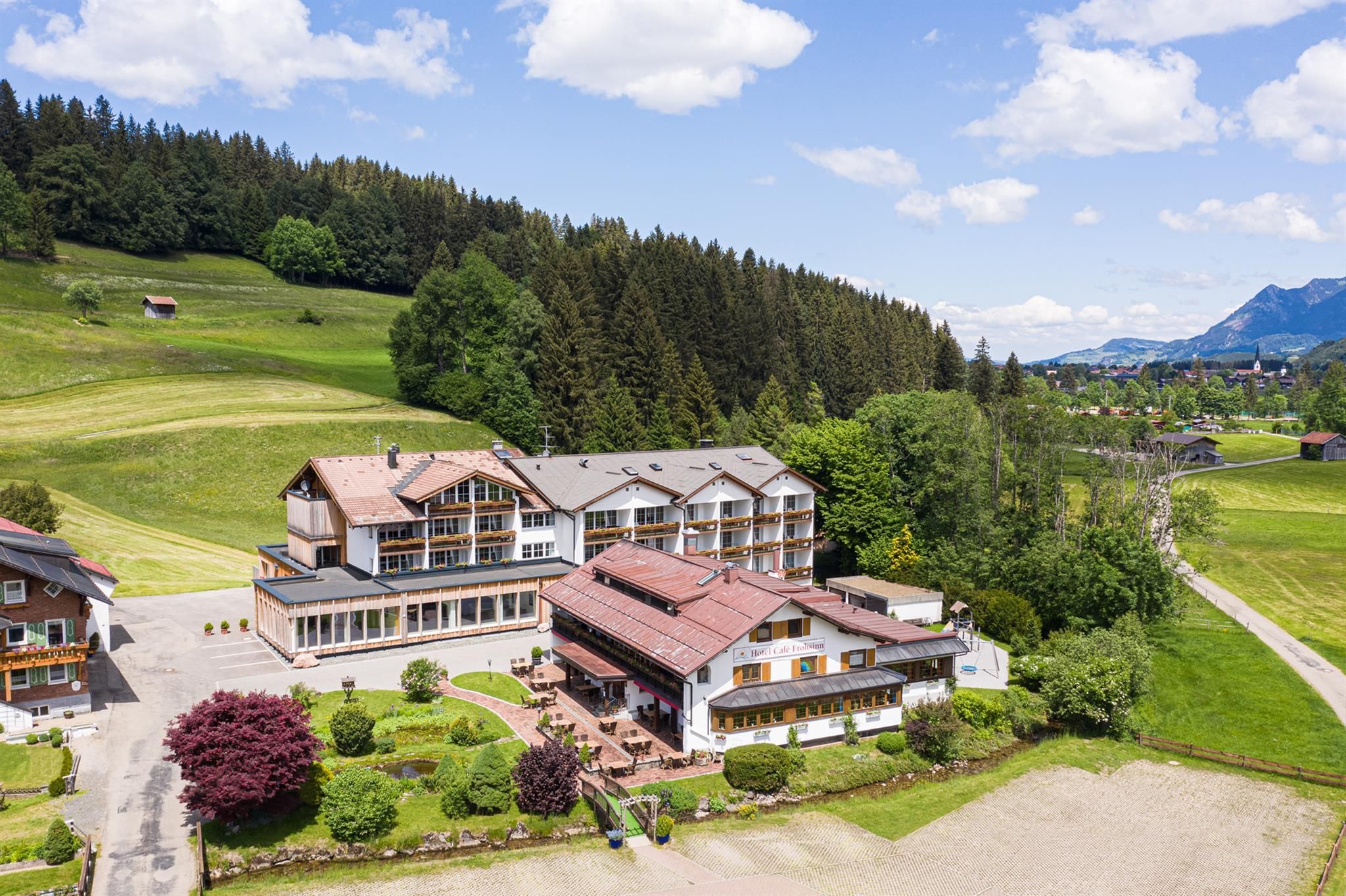 Luftaufnahme des Hotels Frohsinn in Fischen-Langenwang.