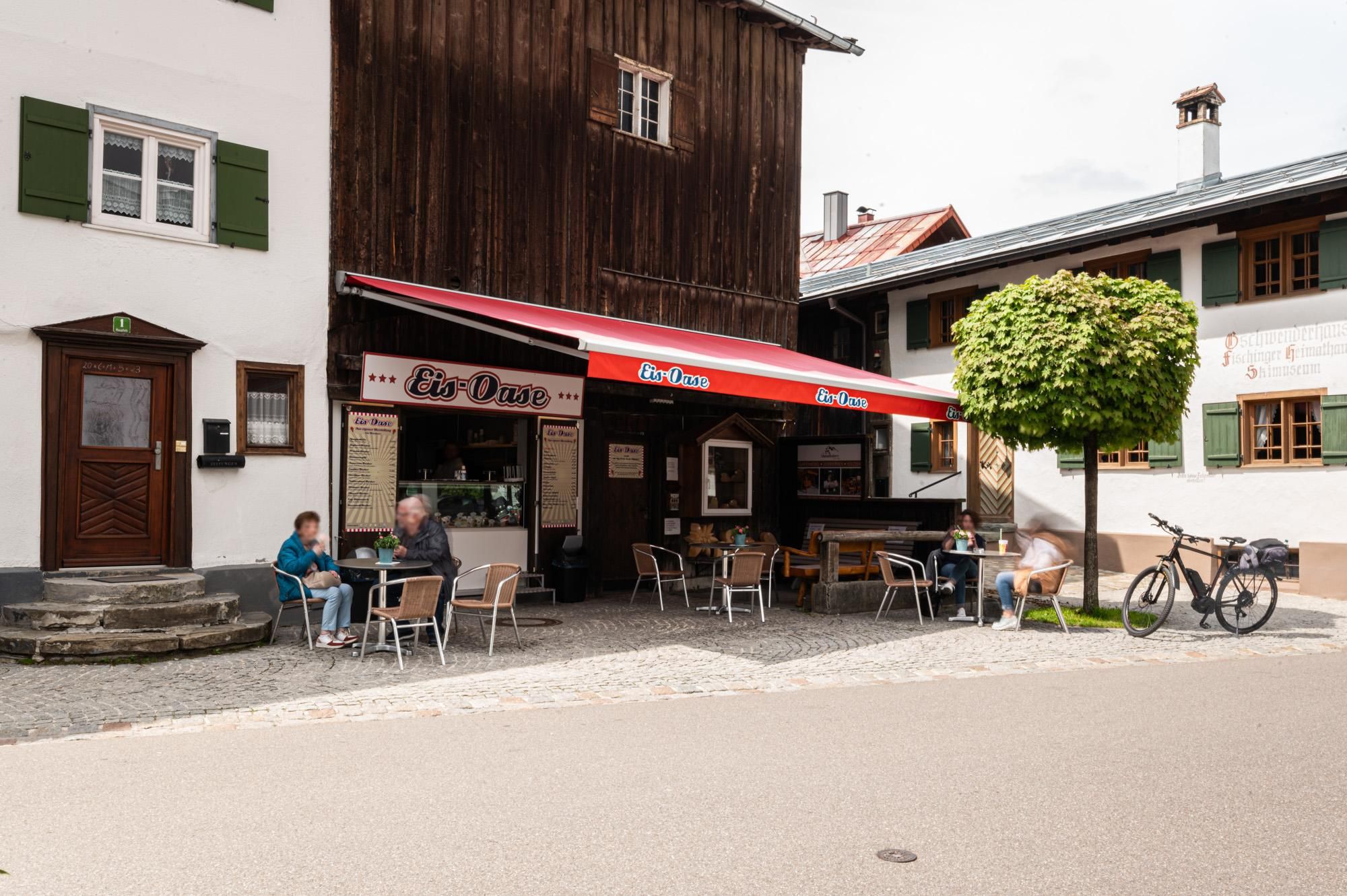 Die Eis- oder Glühweinoase, je nach Saison, rechts daneben das Heimathaus.