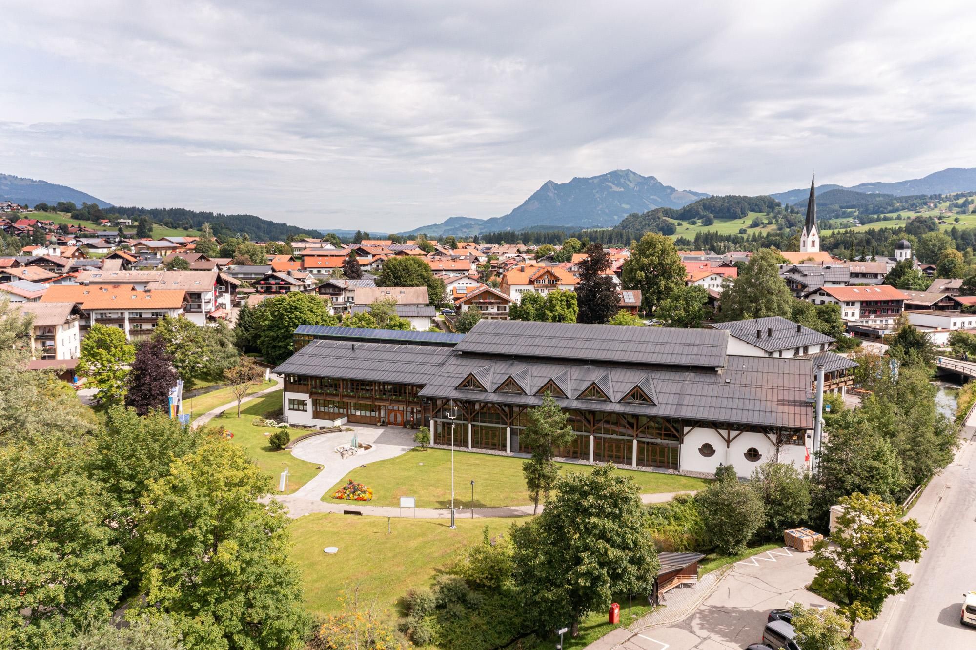 Das Kurhaus Fiskina von oben fotografiert, der Veranstaltungsort des Konzertes der Jugendkapelle.