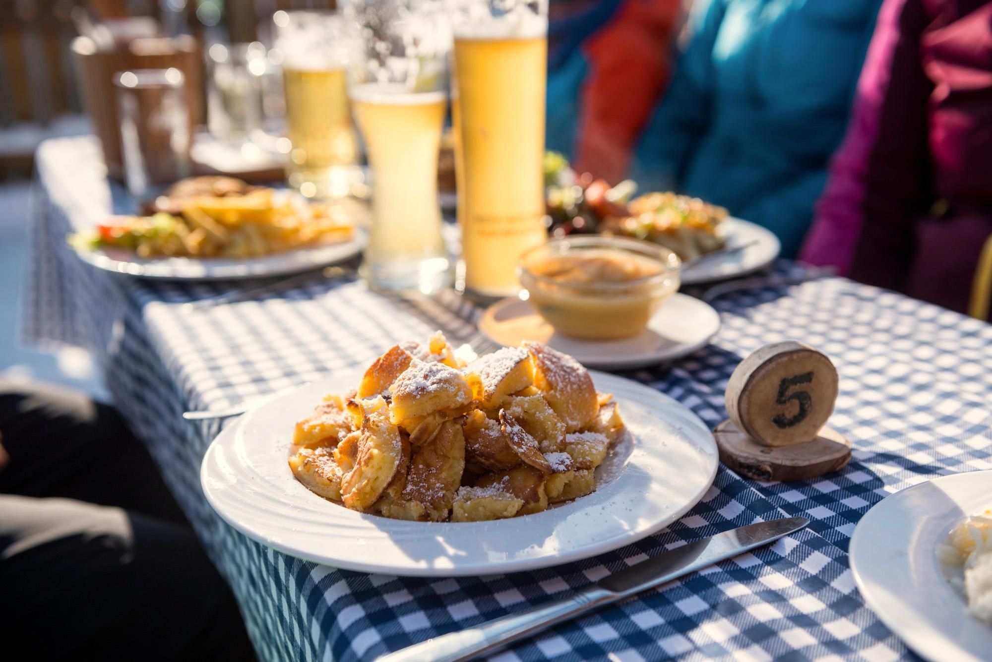 Kaiserschmarrn beim Ski-Einkehrschwung auf der Terrasse der Wurzelhütte