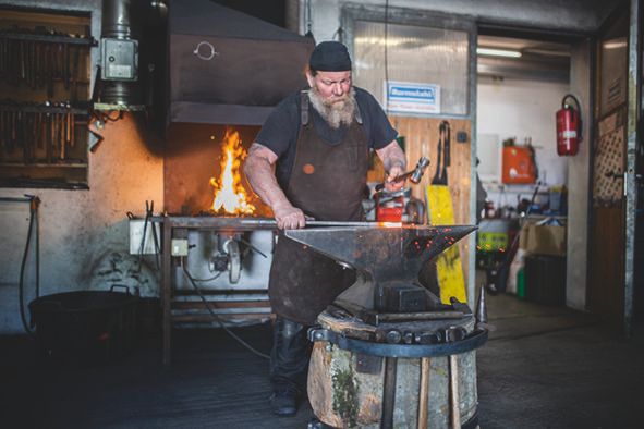 Schmied Franz Hiller schmidet etwas.