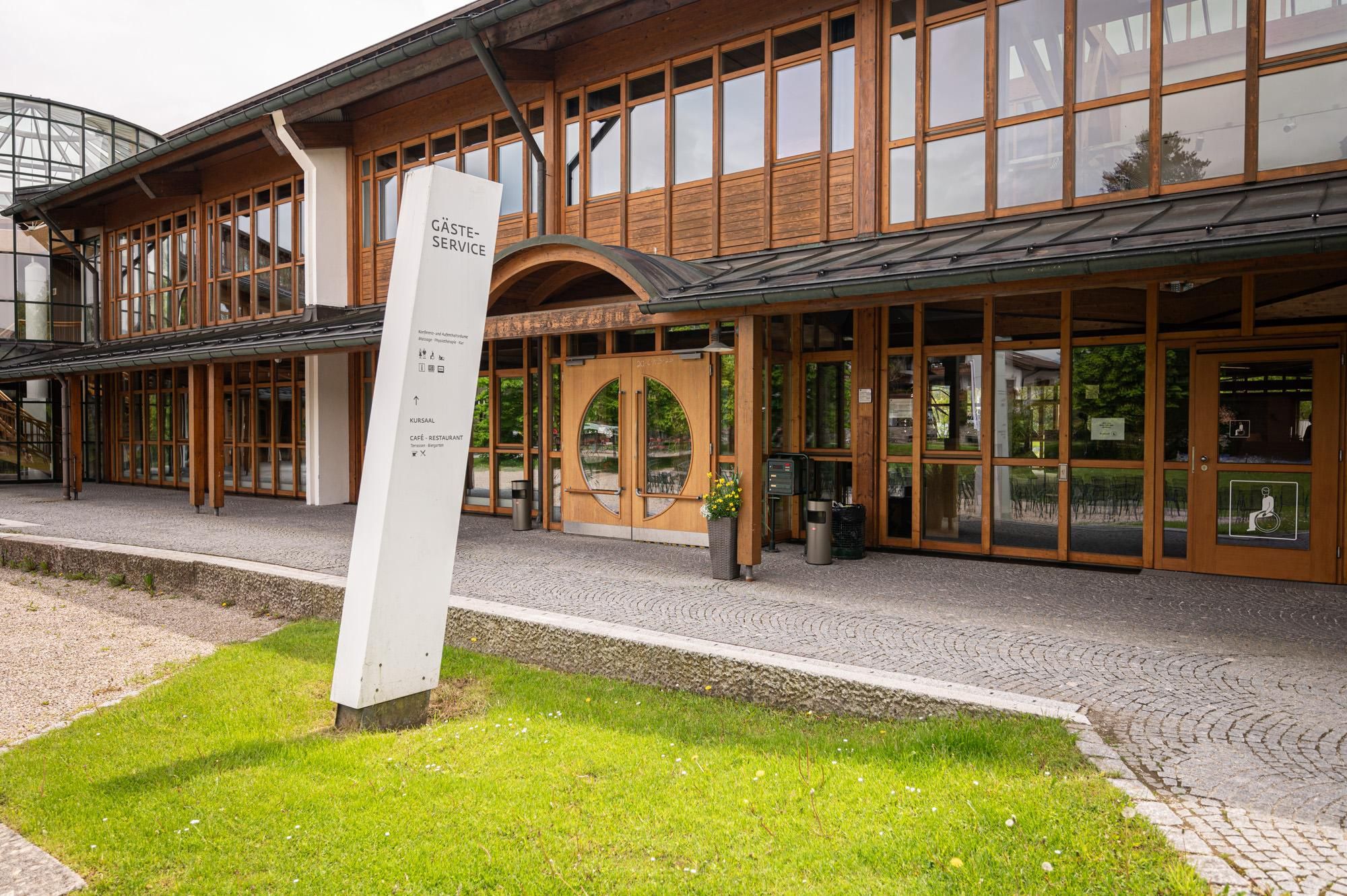 Eingang zur Gästeinformation Fischen im Kurhaus Fiskina.