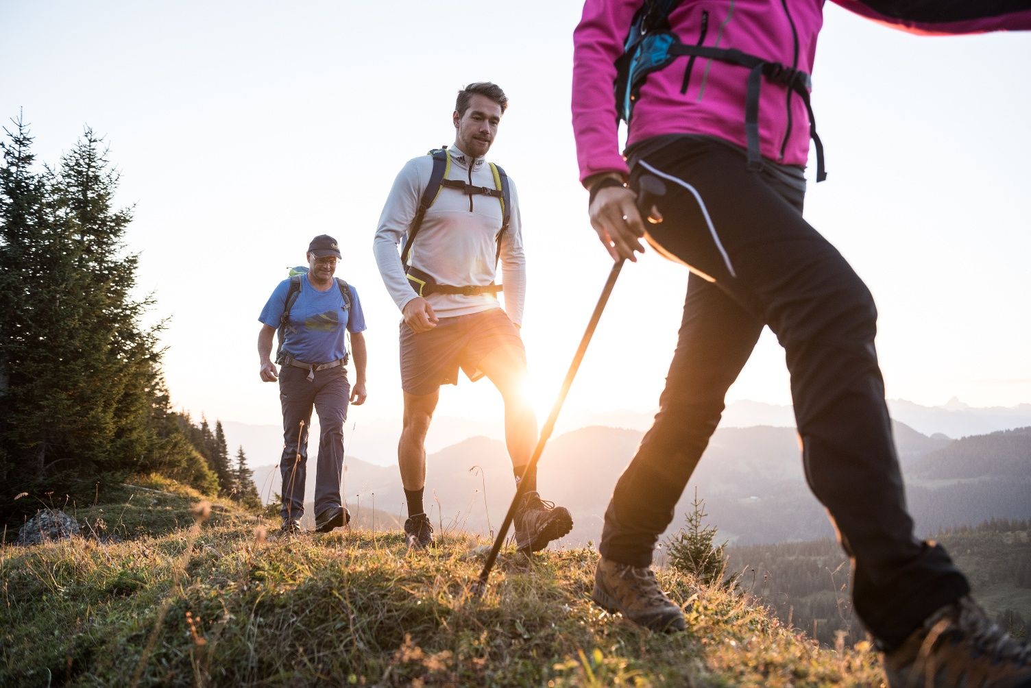 Wanderer am Berg im Licht der aufgehenden Sonne