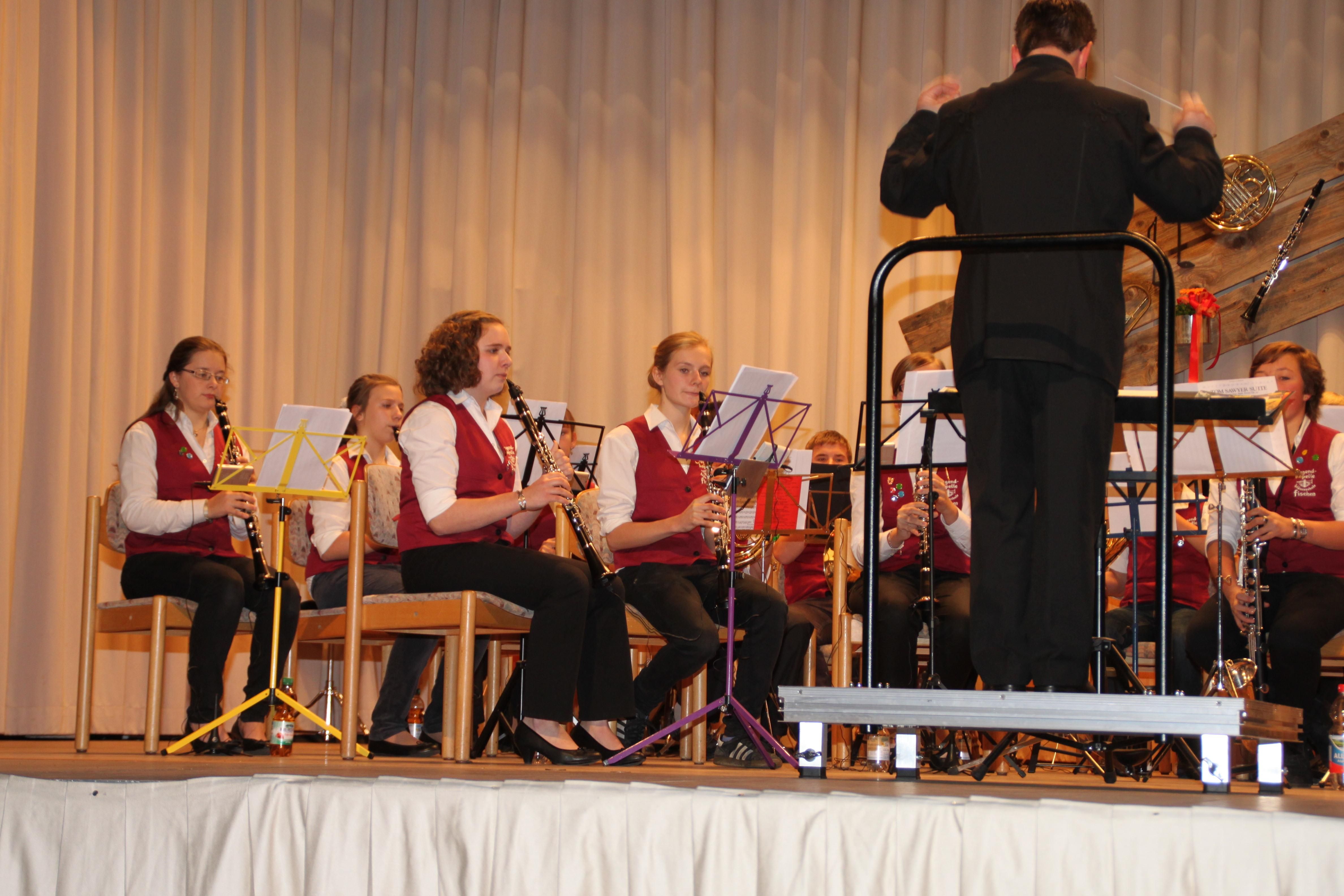 Jugendkapelle Fischen bei einem Konzert auf der Bühne.