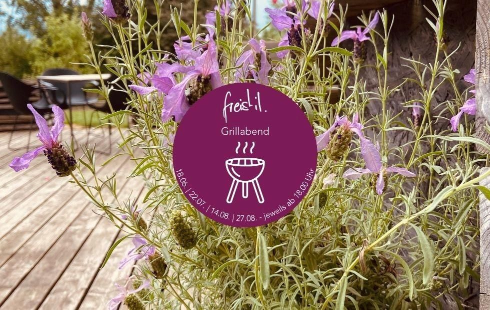 Ein lila Kreis bewirbt „freistil. Grillabend“ mit Daten und Uhrzeit, umgeben von Lavendelblüten.