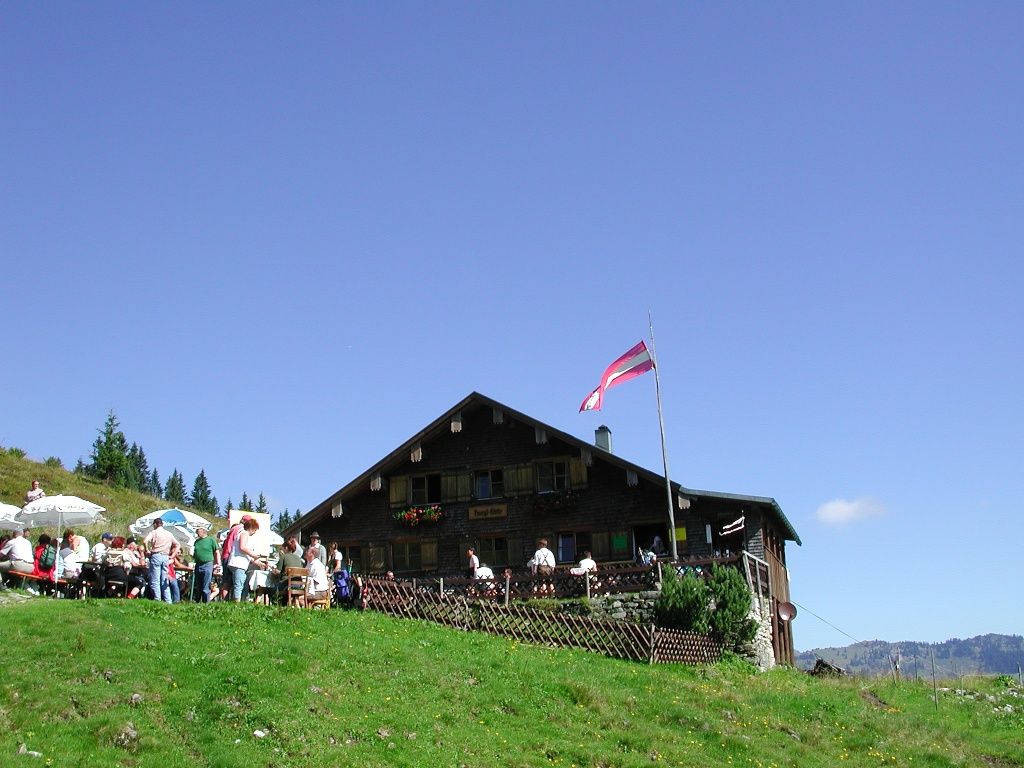 Blick zur Burgl Hütte mit voller Terrasse
